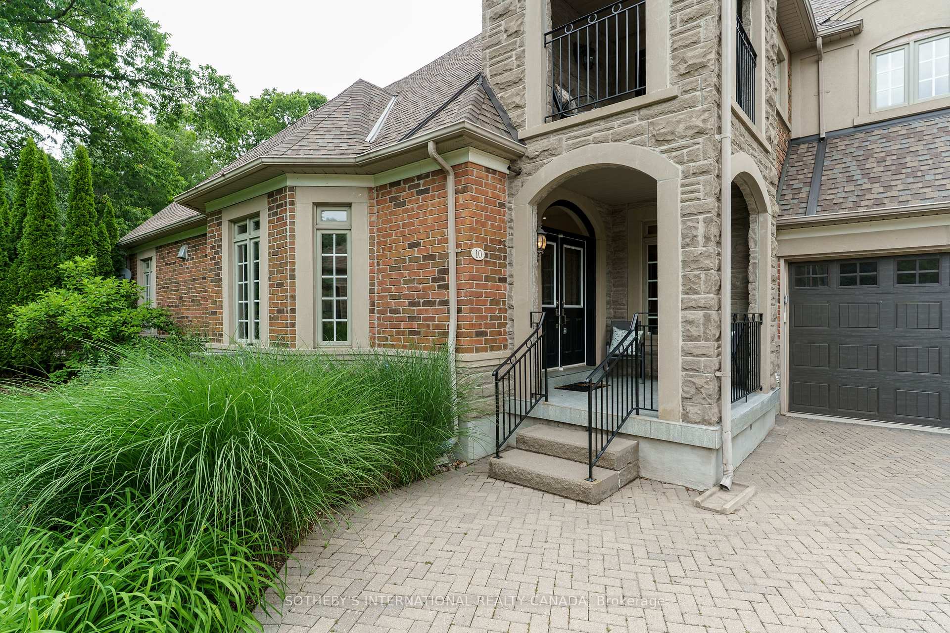 Photo 2 of Unit 4, 10 Kendrick Crescent, Aurora, Aurora Estates — HOMEH
