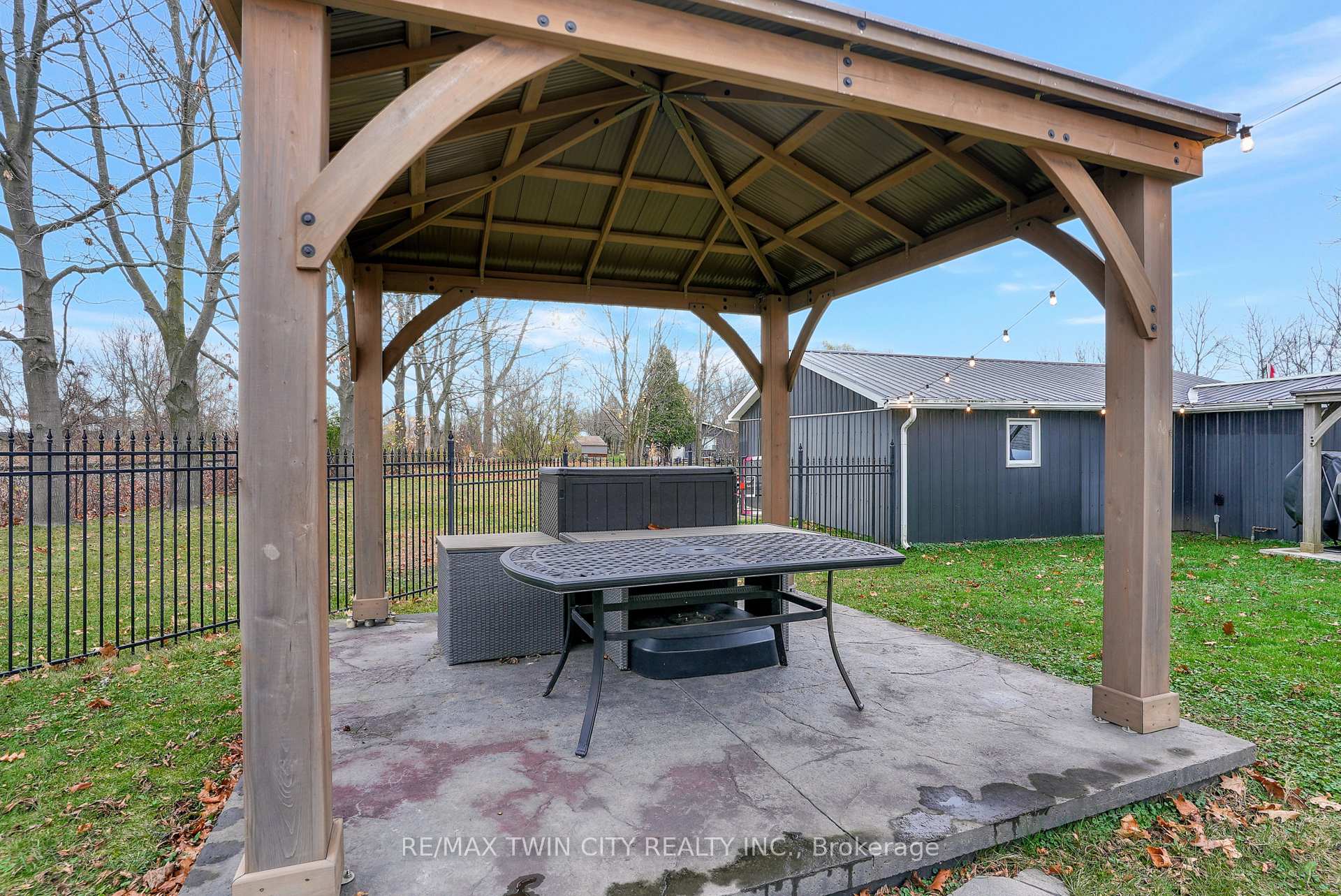 Photo 33 of 1059 Colborne Street N, Brant, Brantford Twp — HOMEH