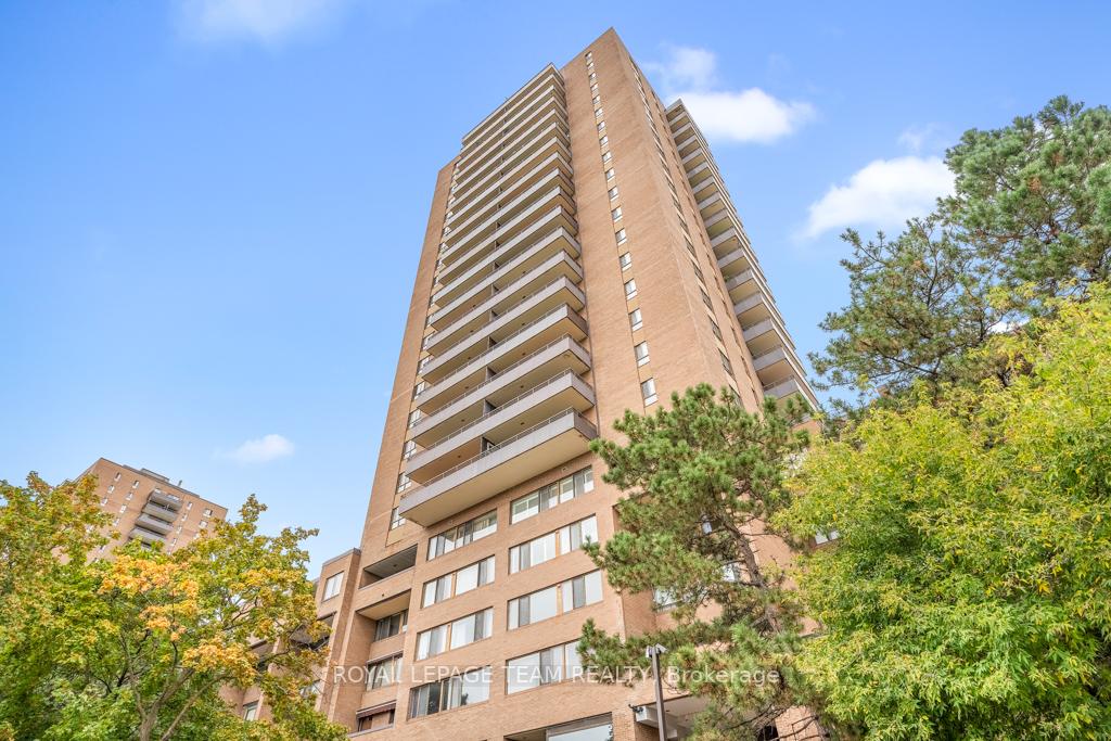 Front of Unit 631, 515 St Laurent Boulevard