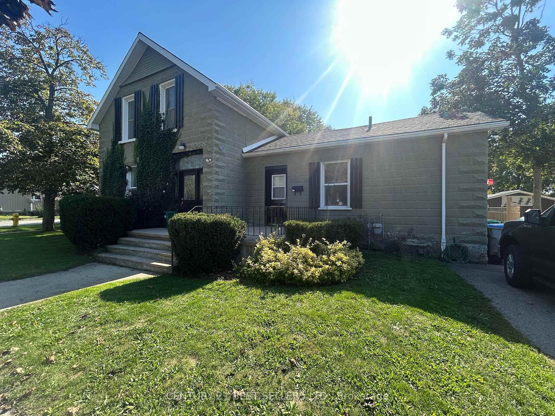 Photo 1 of 115-117 Britannia Road W, Goderich, Goderich (Town) — HOMEH