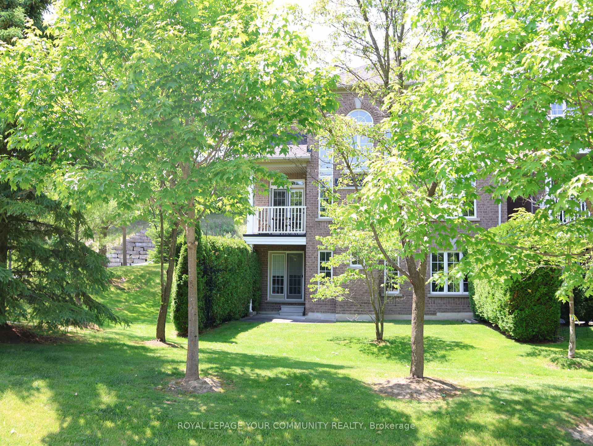 Photo 3 of 2 Stonecliffe Crescent, Aurora, Aurora Estates — HOMEH