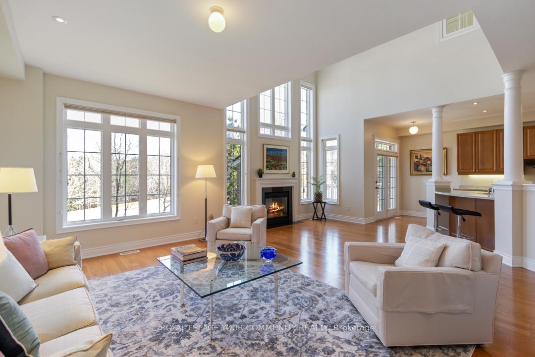 Photo 4 of 2 Stonecliffe Crescent, Aurora, Aurora Estates — HOMEH