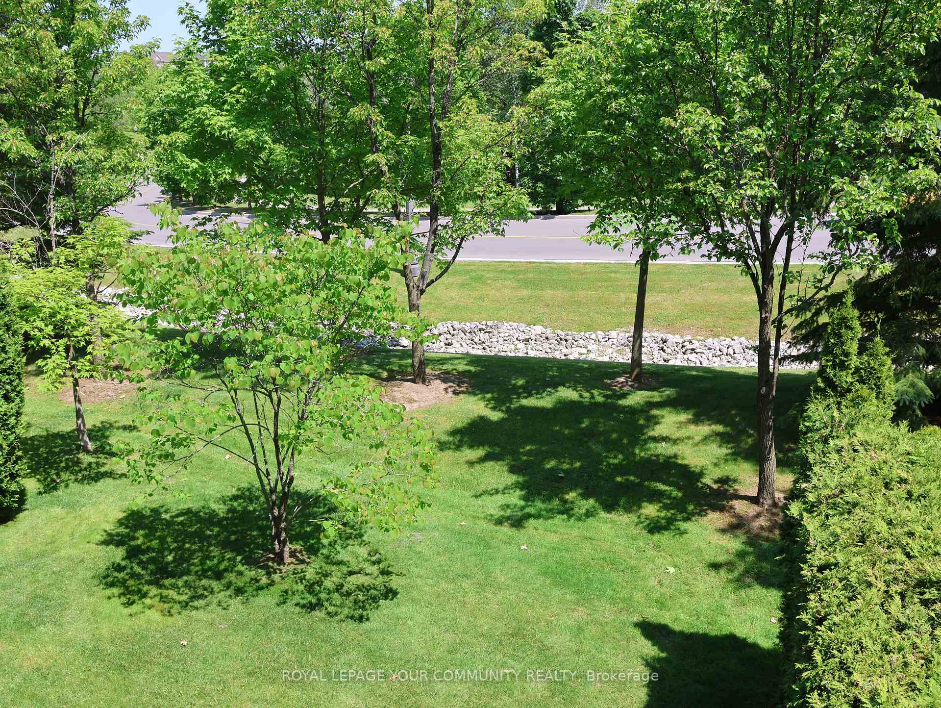 Photo 10 of 2 Stonecliffe Crescent, Aurora, Aurora Estates — HOMEH