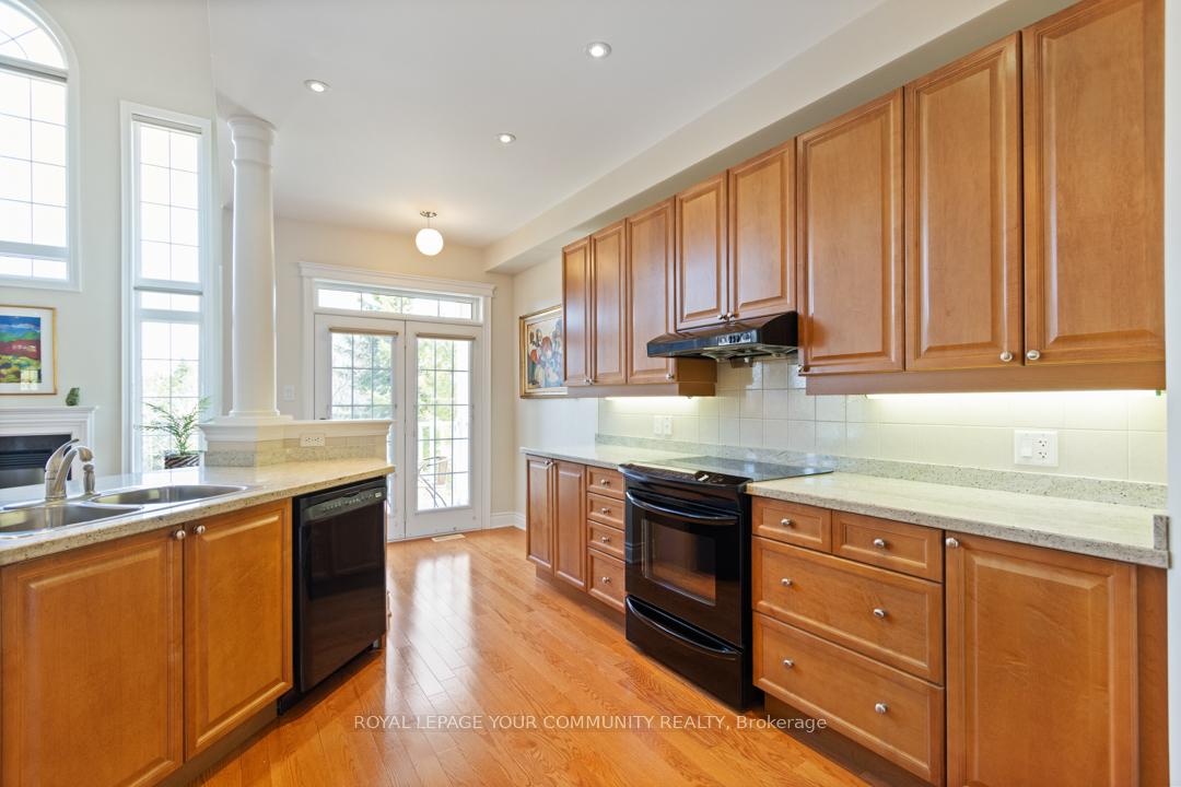 Photo 14 of 2 Stonecliffe Crescent, Aurora, Aurora Estates — HOMEH