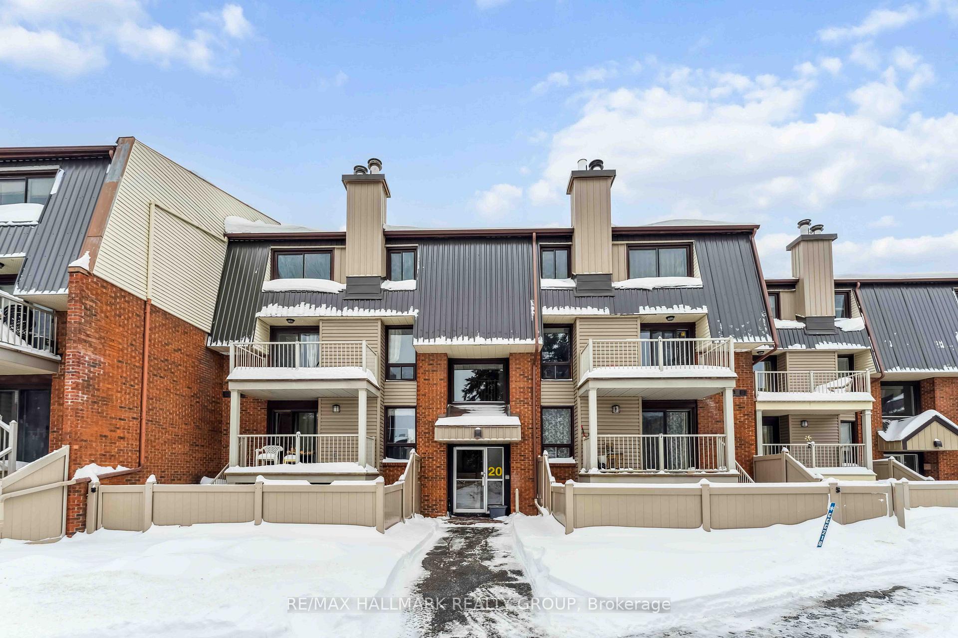 Front of Unit 2, 20 Sweetbriar Circle