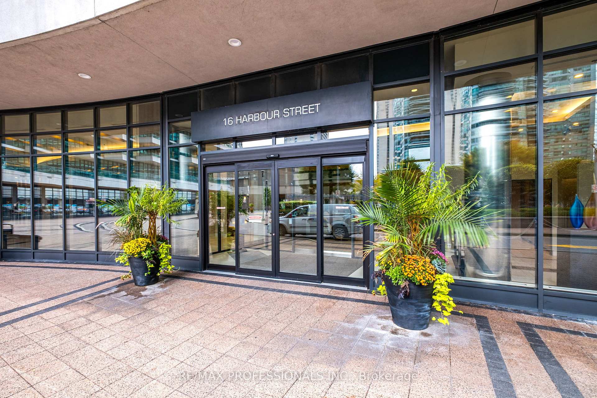 Photo 2 of Unit 5304, 16 Harbour Street, Toronto, Waterfront Communities — HOMEH