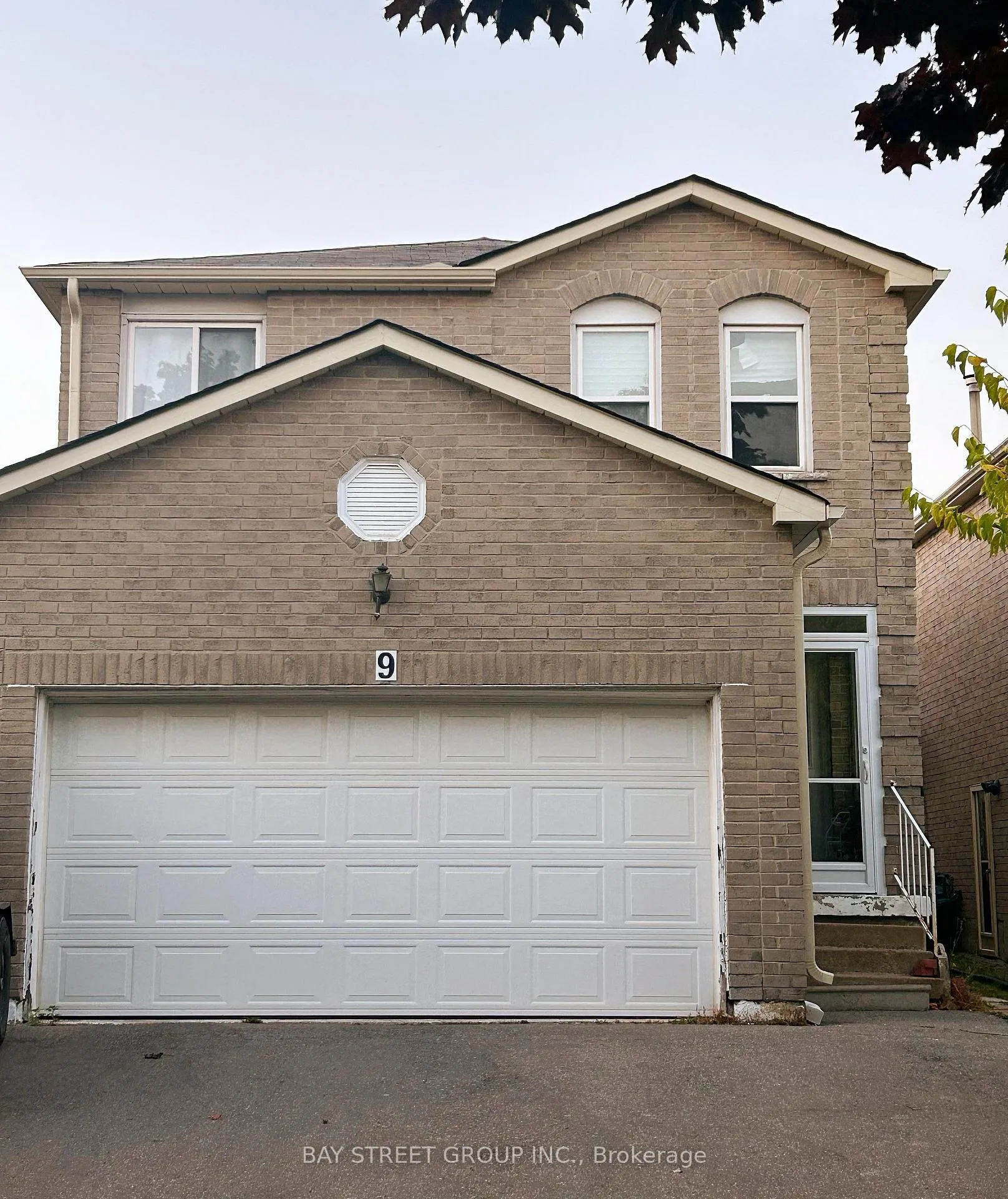Photo 5 of 9 Charles Alfred Crescent N, Markham, Middlefield — HOMEH