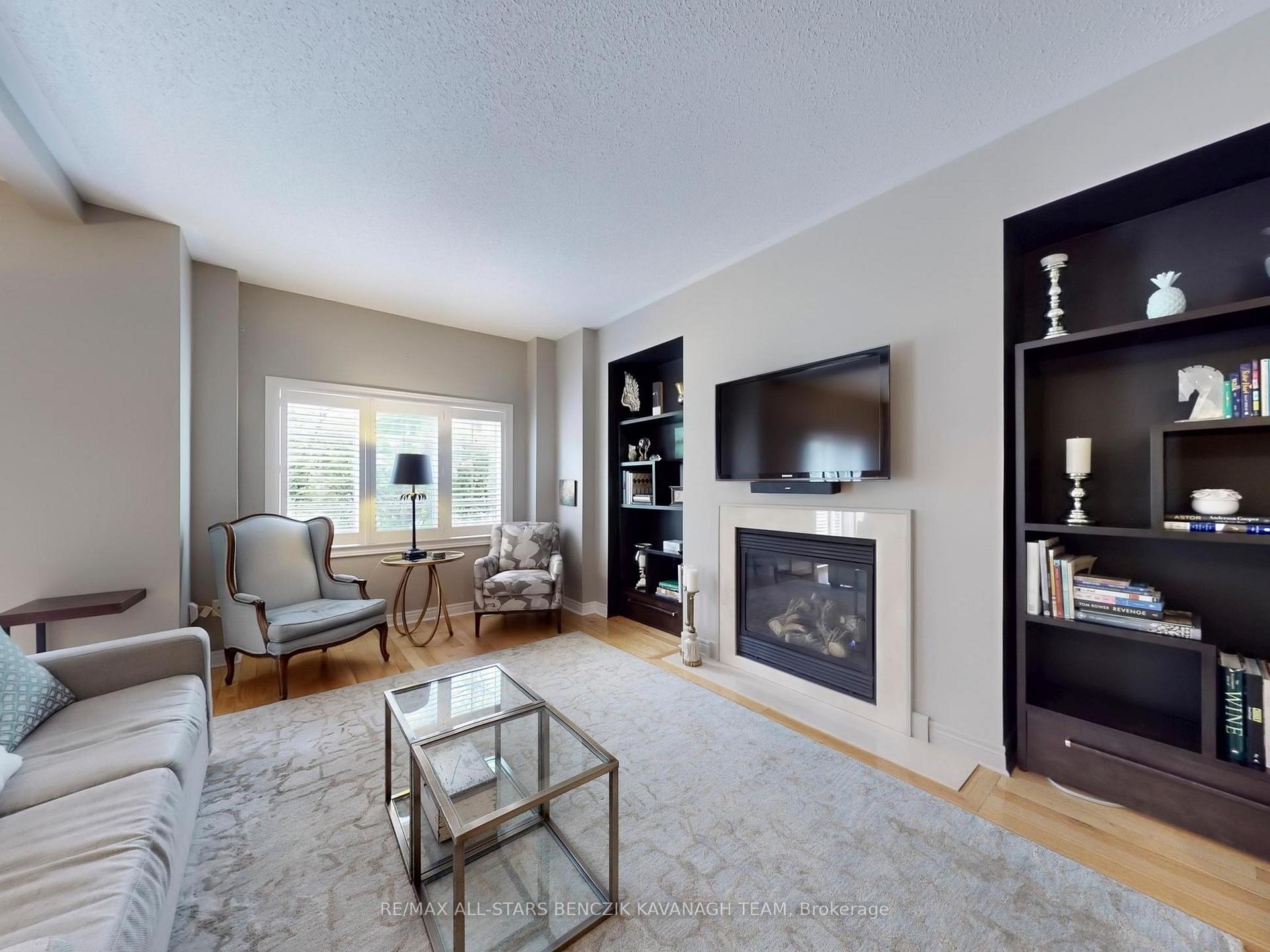 Photo 3 of 111 Louisbourg Way, Markham, Greensborough — HOMEH