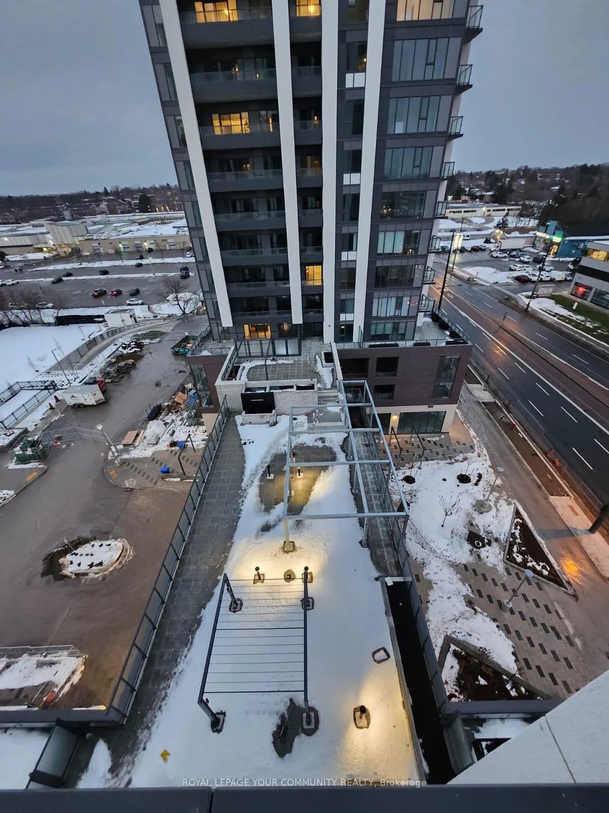 Photo 3 of Unit 907, 693 Davis Drive, Newmarket, Huron Heights-Leslie Valley — HOMEH