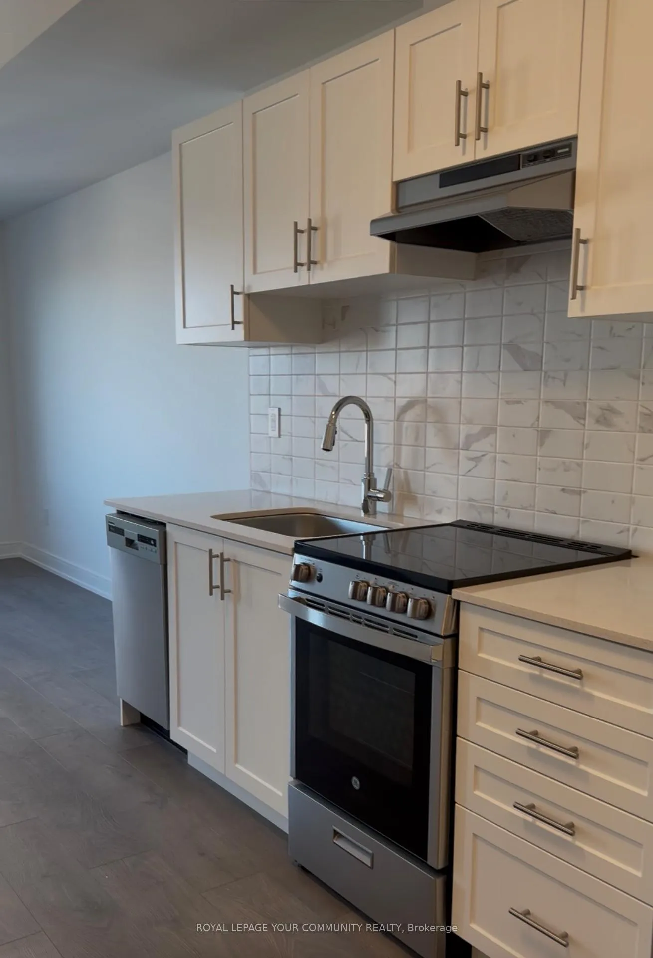 Photo 6 of Unit 907, 693 Davis Drive, Newmarket, Huron Heights-Leslie Valley — HOMEH