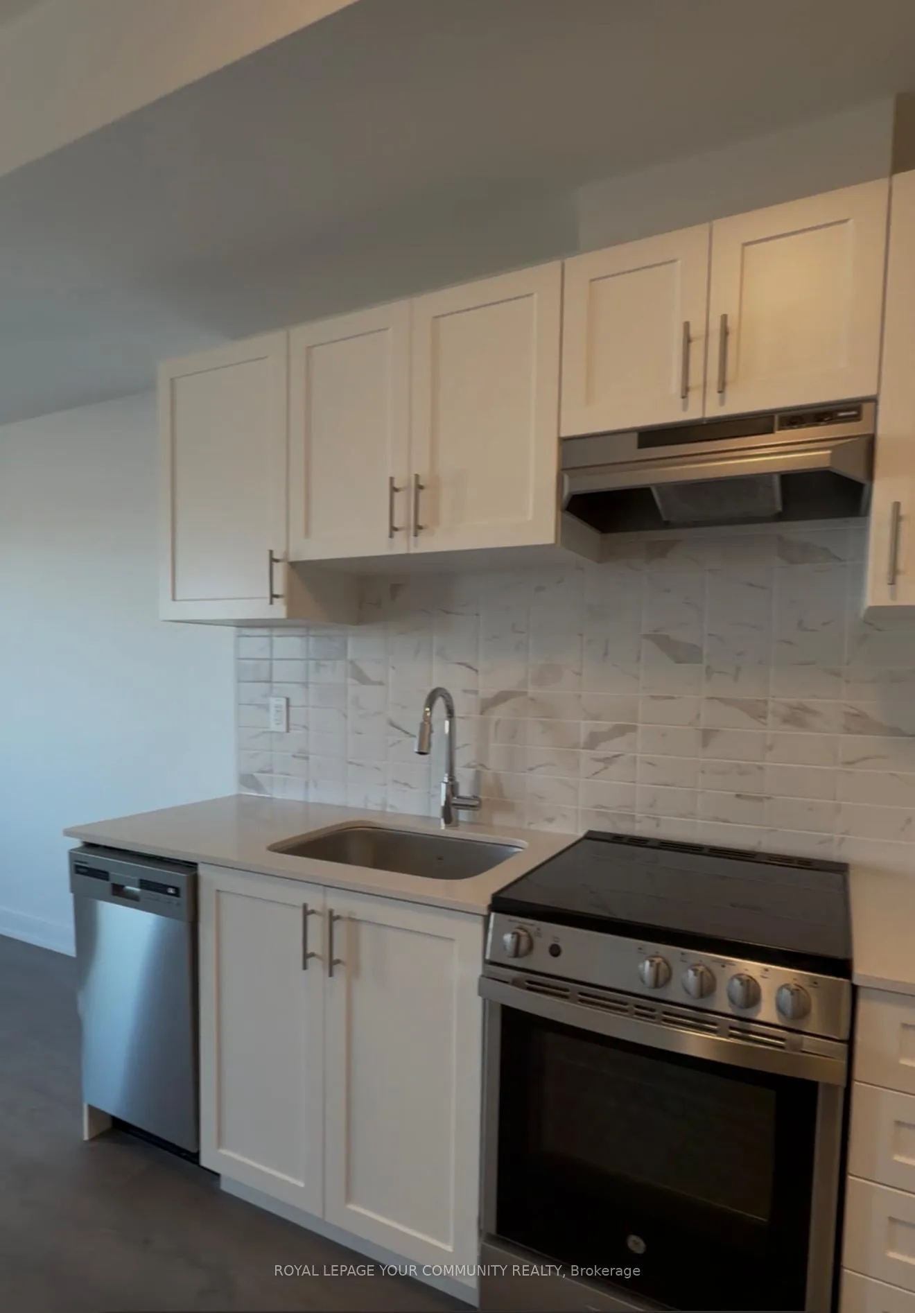 Photo 9 of Unit 907, 693 Davis Drive, Newmarket, Huron Heights-Leslie Valley — HOMEH