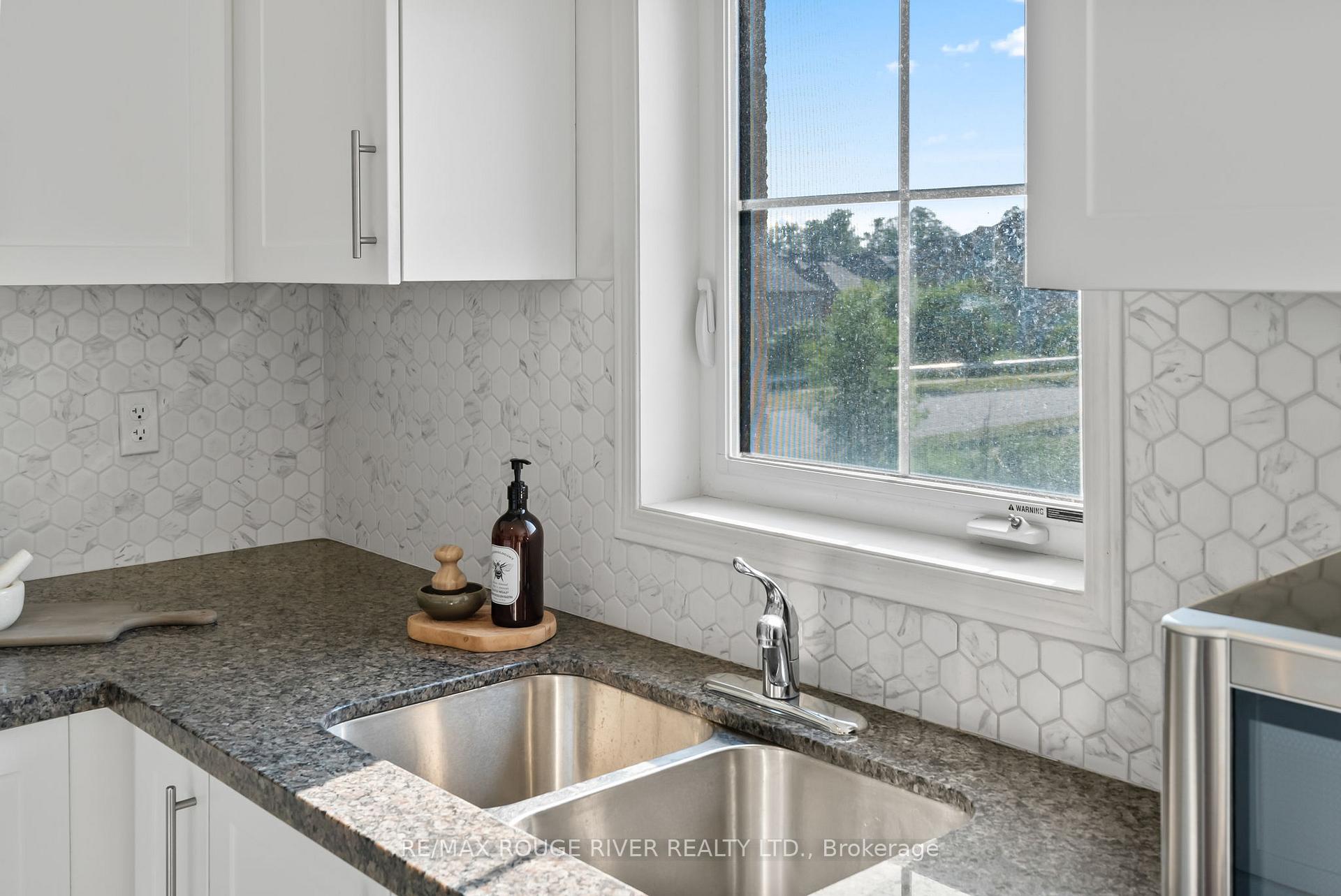 Photo 3 of 2446 Bromus Path, Oshawa, Windfields — HOMEH