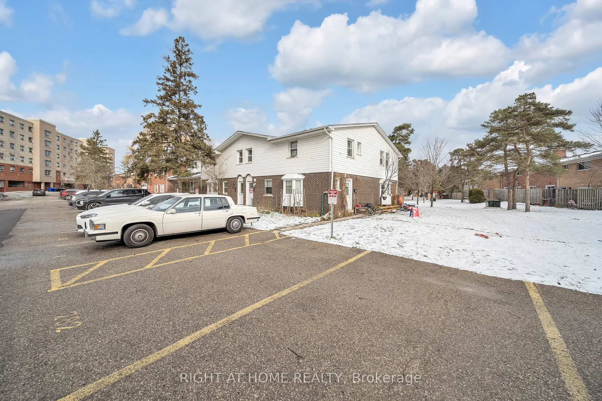 Photo 2 of 272 Westcourt Place, Waterloo — HOMEH