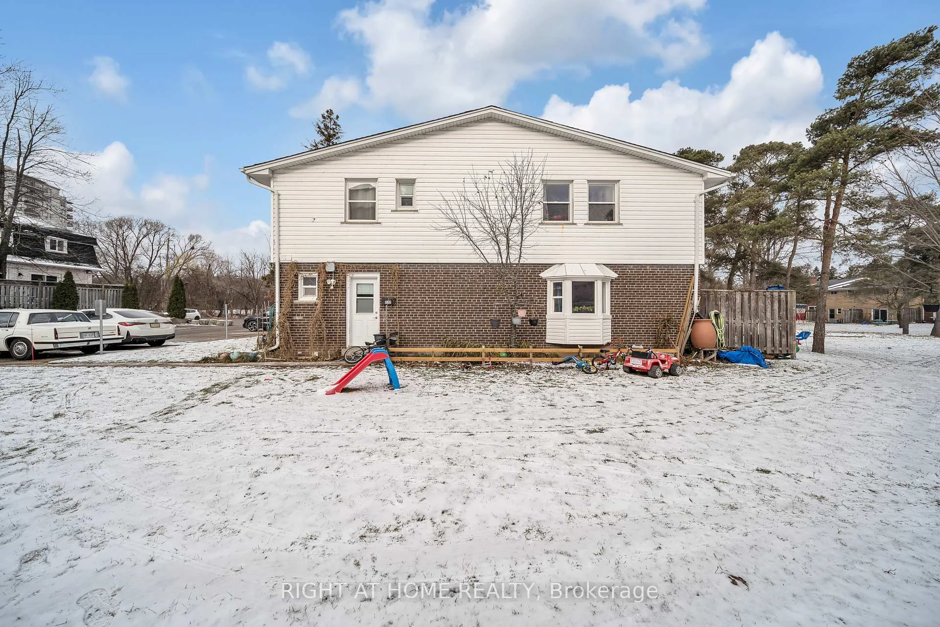 Photo 4 of 272 Westcourt Place, Waterloo — HOMEH