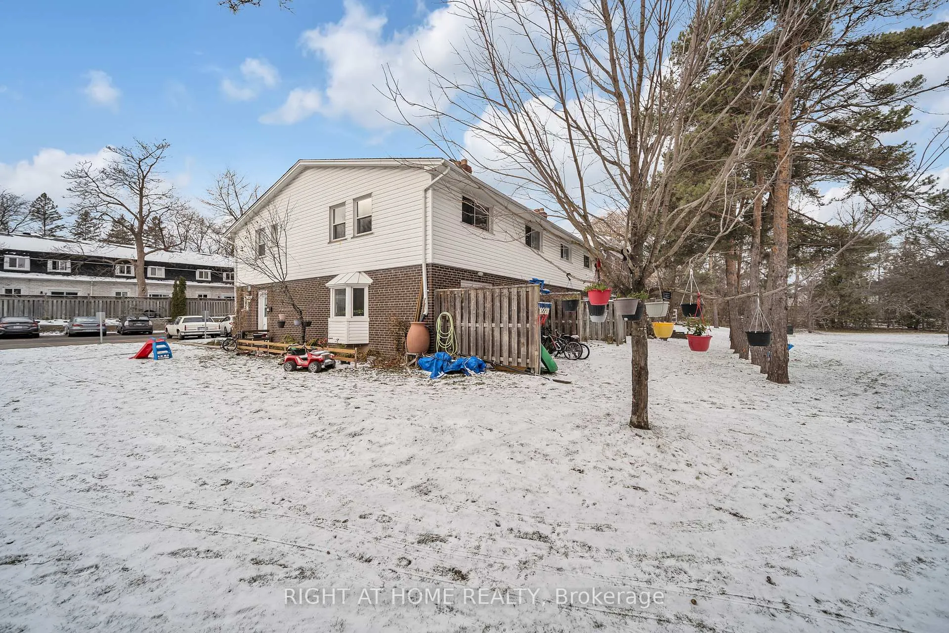 Photo 5 of 272 Westcourt Place, Waterloo — HOMEH