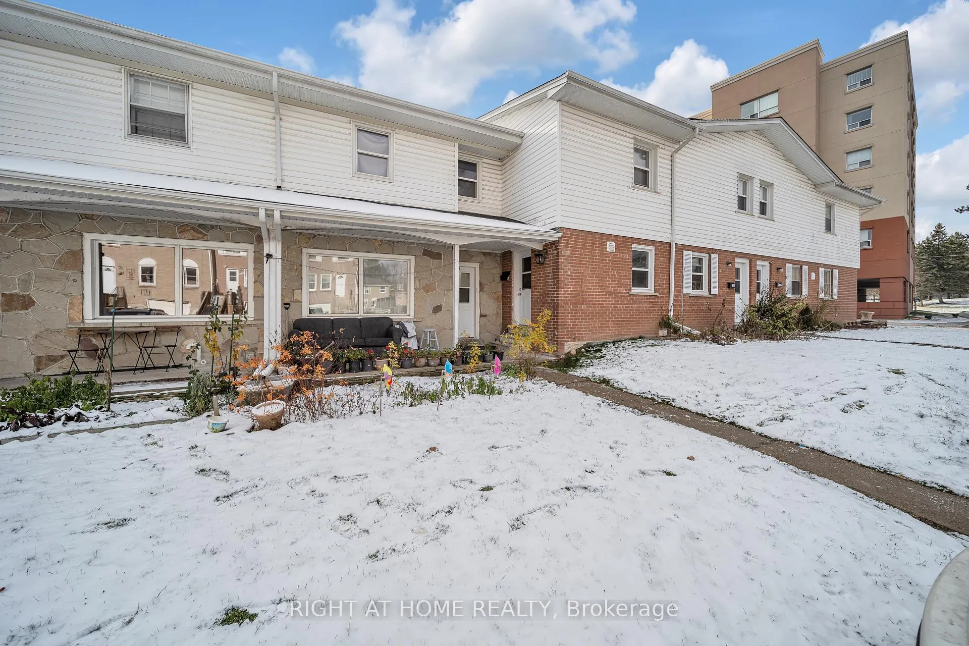 Photo 3 of 312 Westcourt Place, Waterloo — HOMEH
