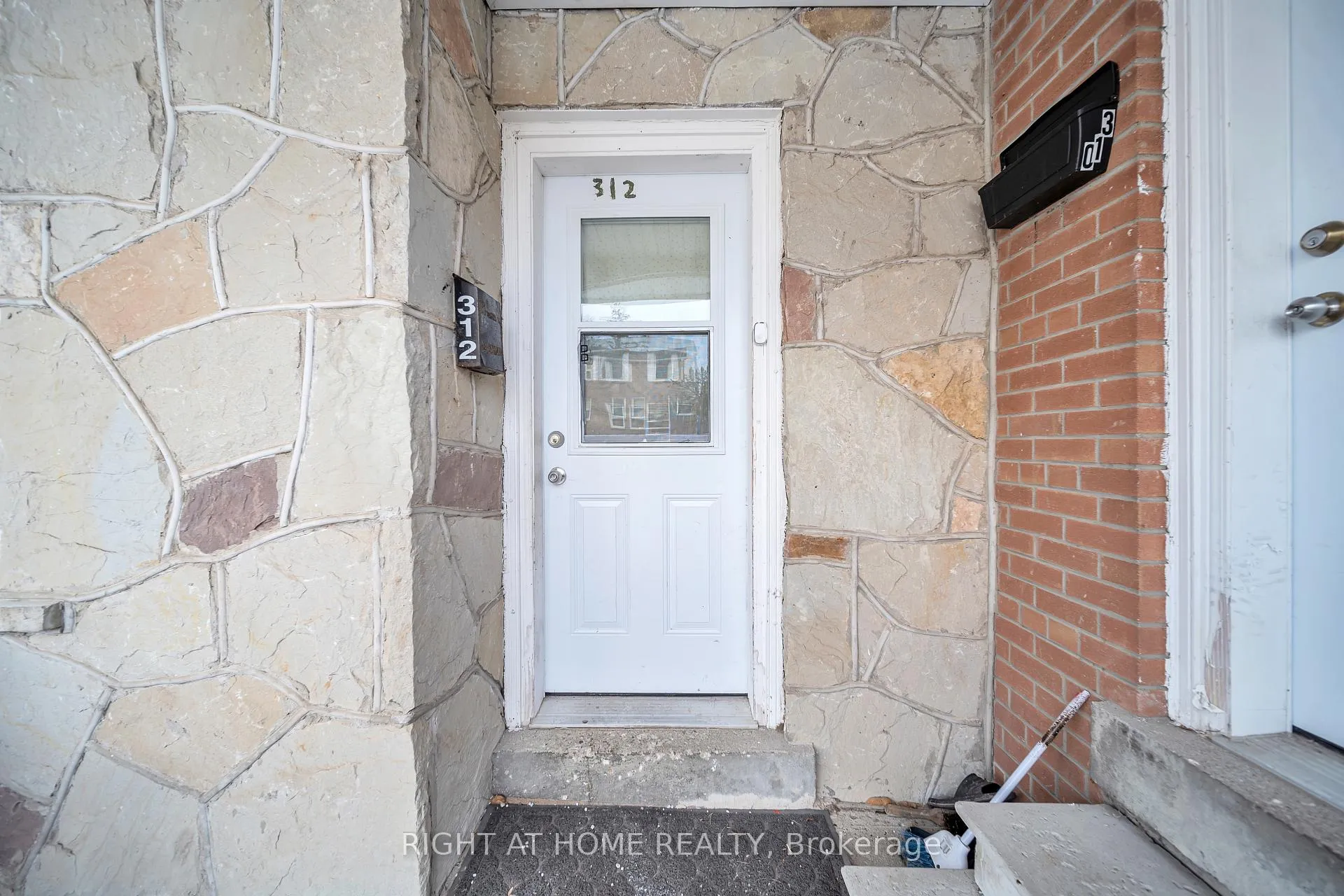 Photo 4 of 312 Westcourt Place, Waterloo — HOMEH