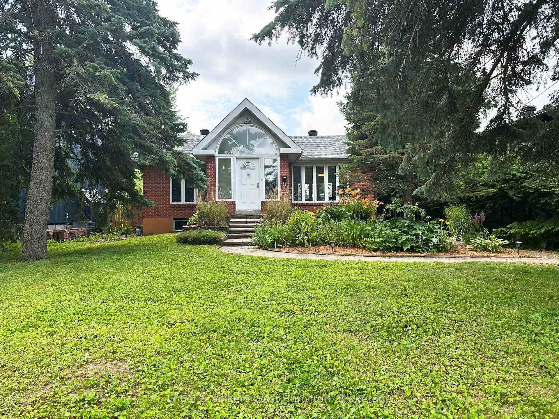 Front of 20 Nesbitt Street E