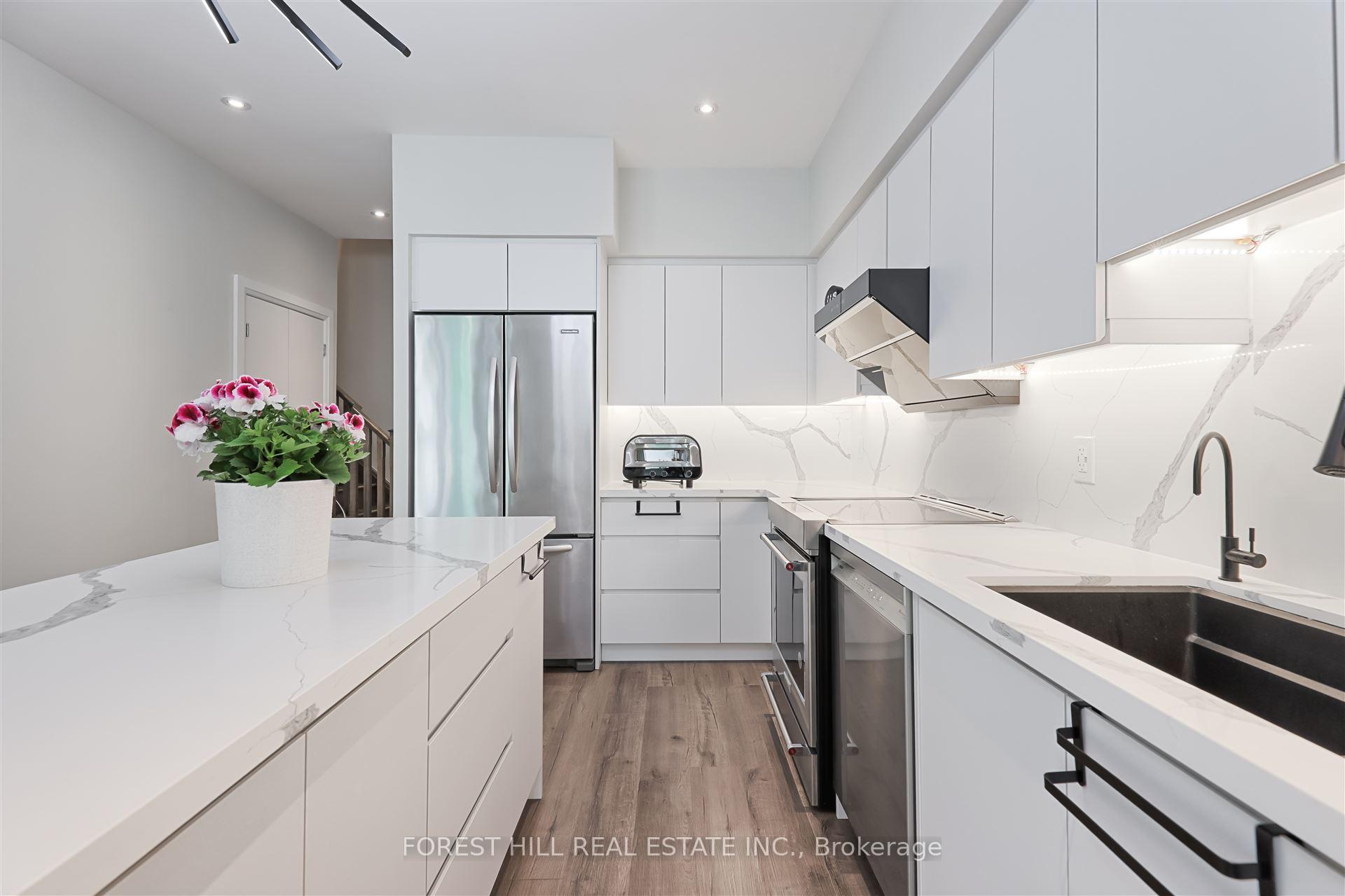 Photo 11 of Unit TH 120, 35 Brian Peck Crescent, Toronto, Leaside — HOMEH