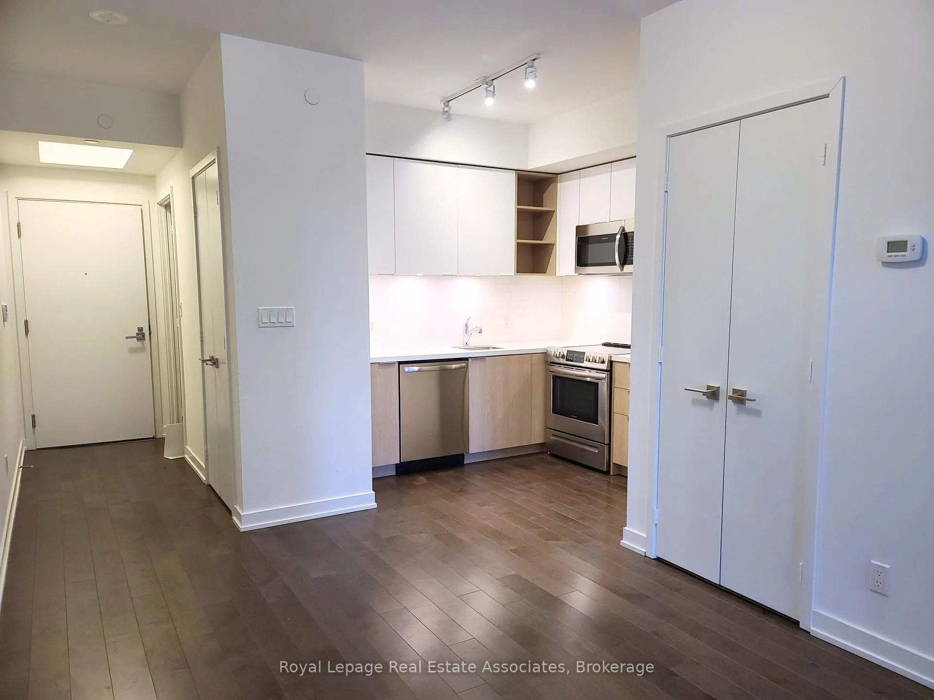 Photo 5 of Unit 1103, 30 Ordnance Street, Toronto, Niagara — HOMEH