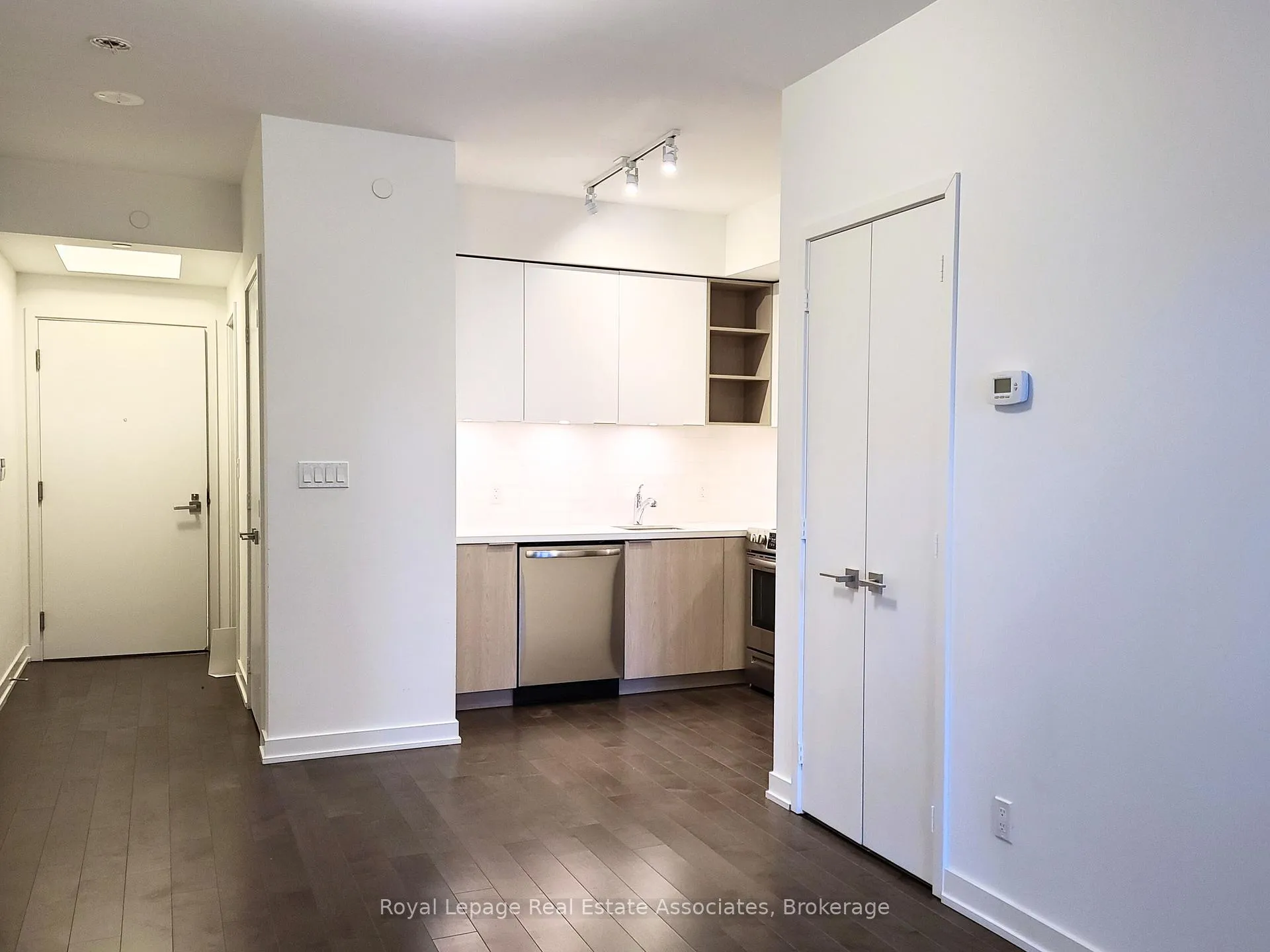 Photo 12 of Unit 1103, 30 Ordnance Street, Toronto, Niagara — HOMEH