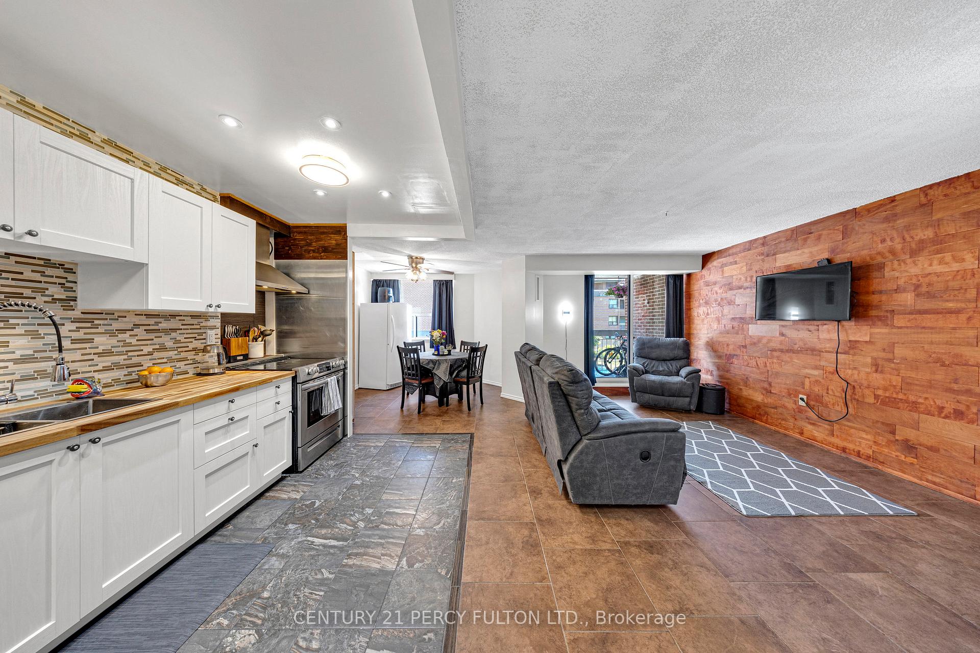 Photo 5 of Unit 204, 4062 Lawrence Avenue E, Scarborough, West Hill — HOMEH