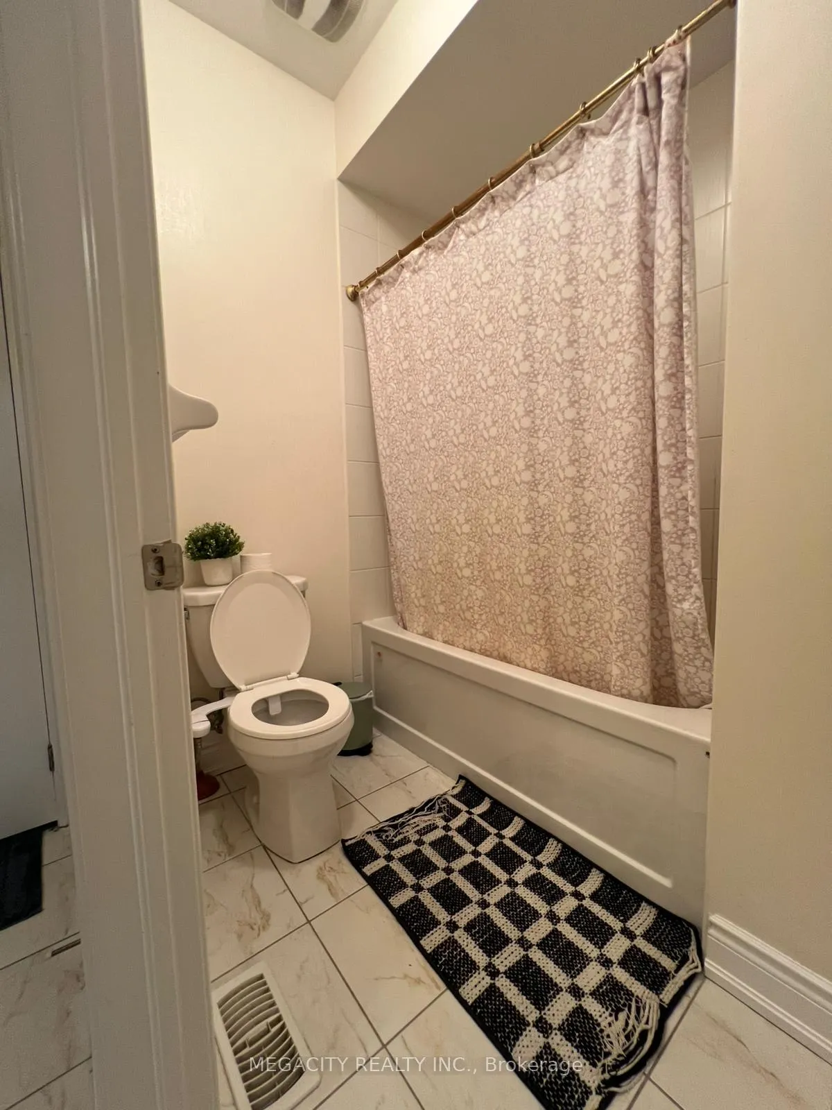 Photo 14 of Unit upper portion, 47 Elysian Fields Circle, Brampton, Bram West — HOMEH