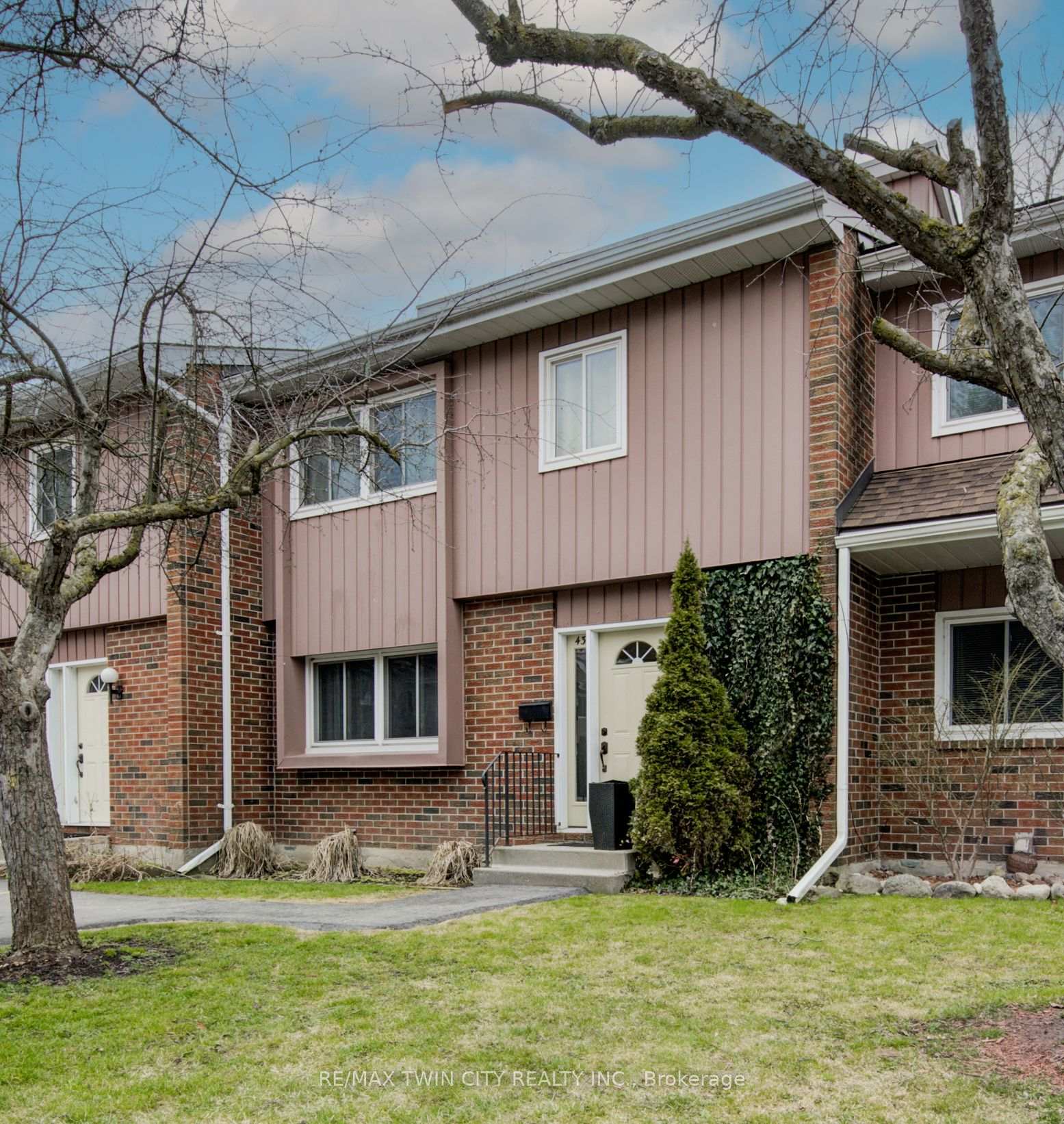 Photo 2 of Unit 43, 121 University Avenue E, Waterloo — HOMEH