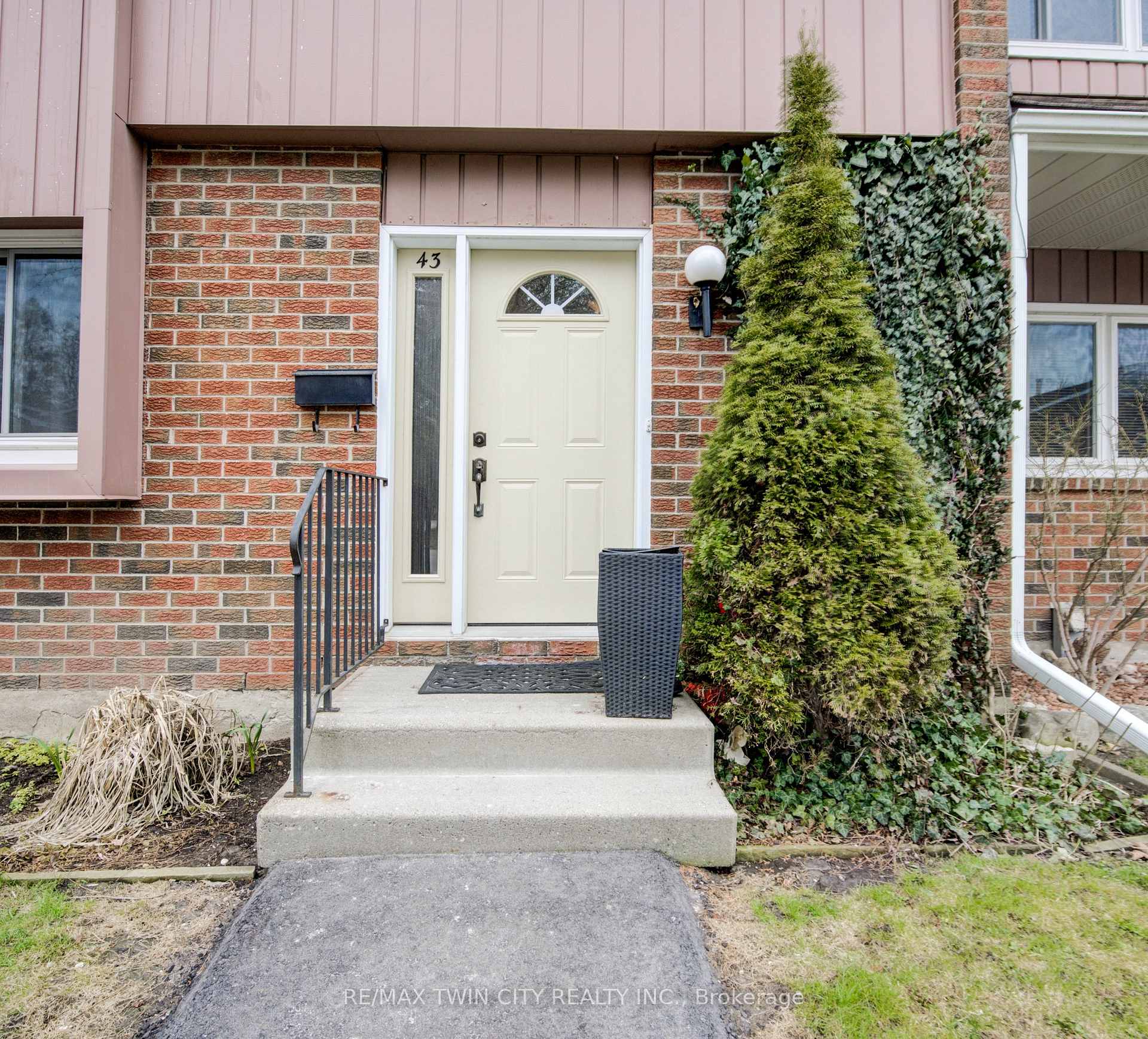 Photo 6 of Unit 43, 121 University Avenue E, Waterloo — HOMEH