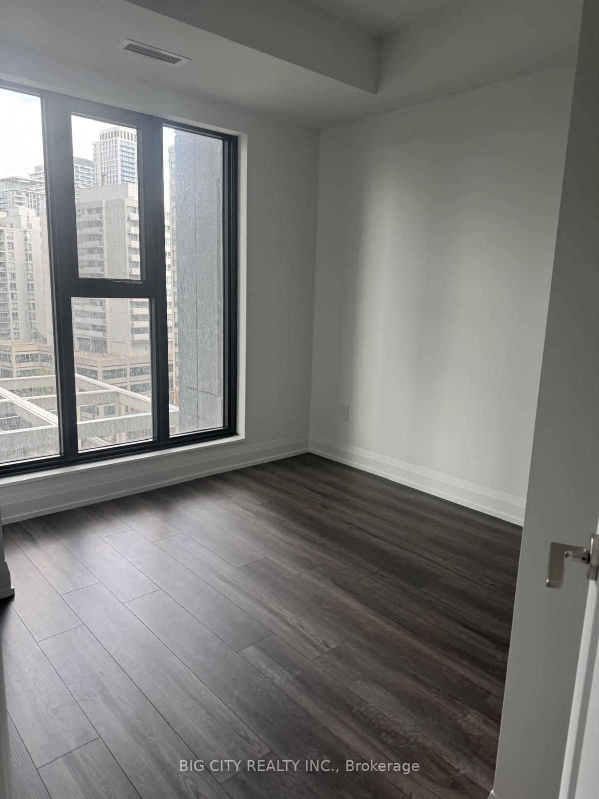 Photo 3 of Unit 811, 20 Soudan Avenue, Toronto, Mount Pleasant West — HOMEH