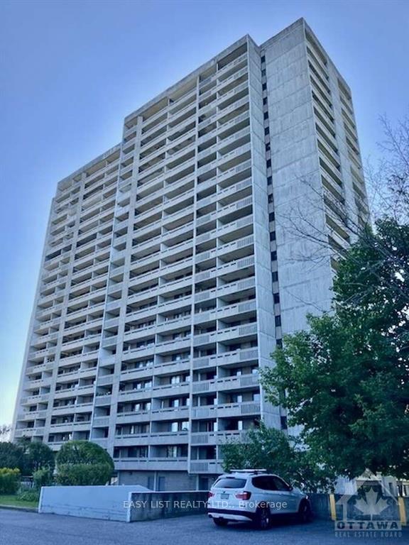 Front of Unit 904, 415 Greenview Avenue
