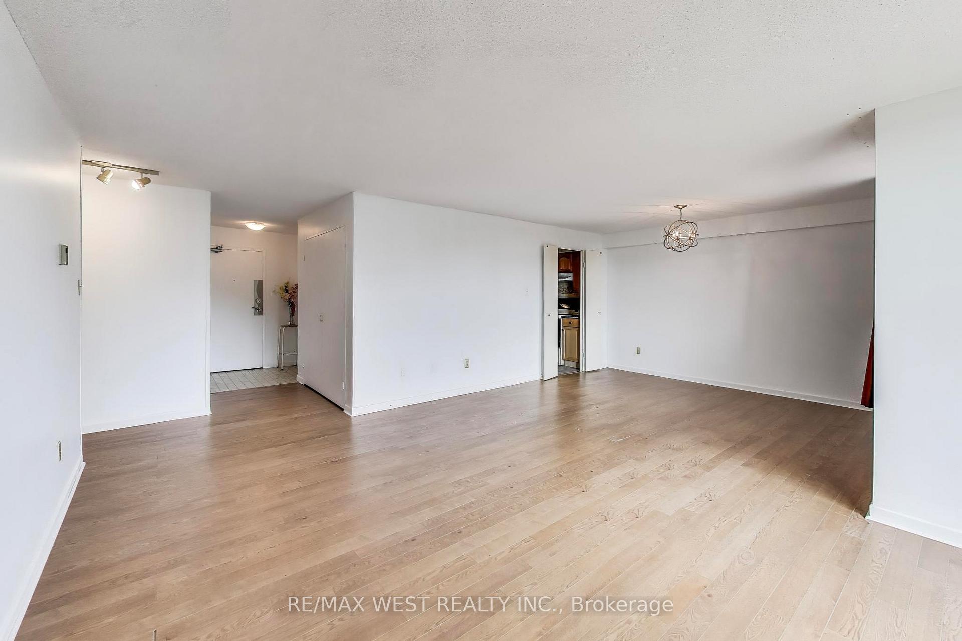 Photo 3 of Unit 410, 80 Inverlochy Boulevard, Markham, Royal Orchard — HOMEH