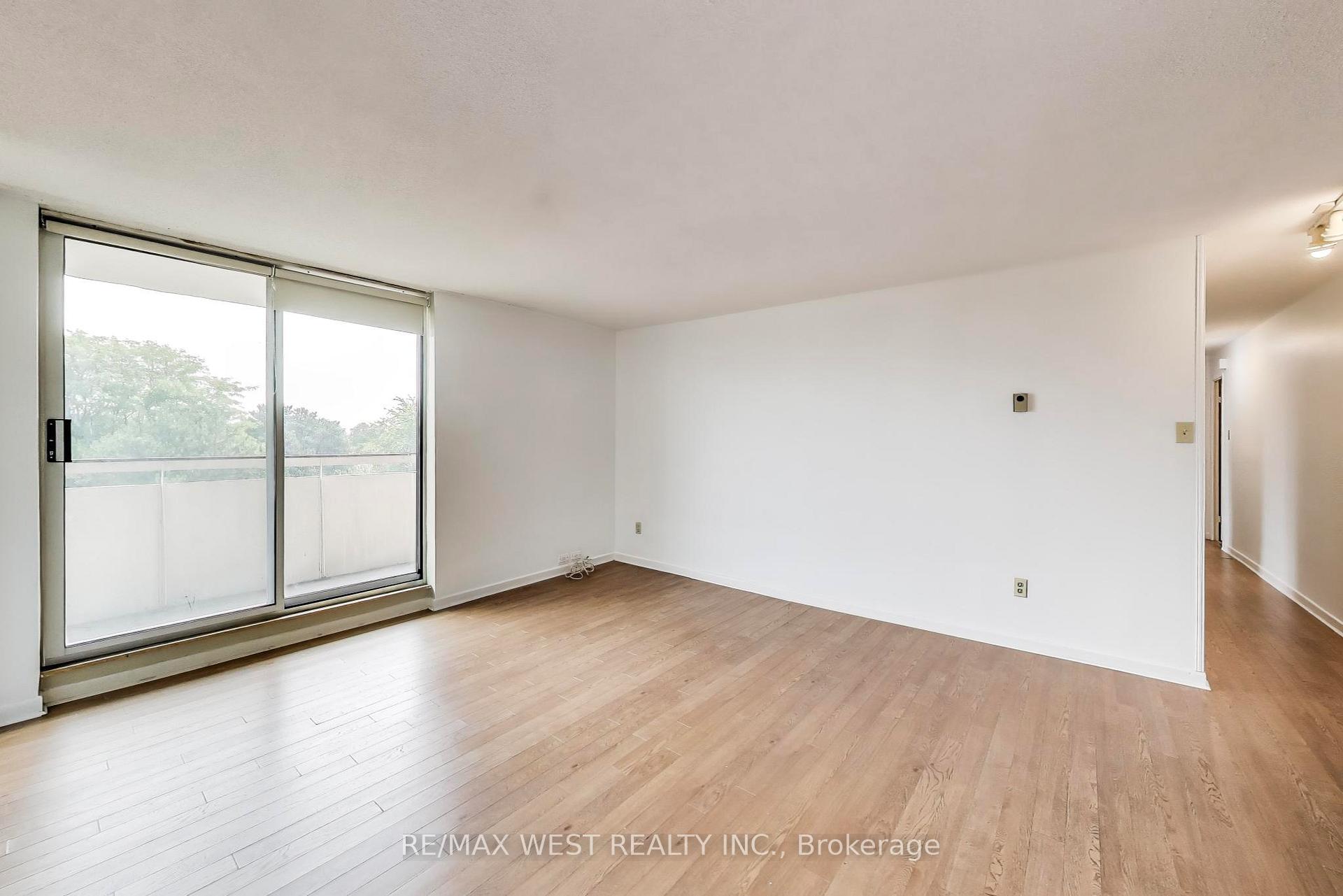 Photo 4 of Unit 410, 80 Inverlochy Boulevard, Markham, Royal Orchard — HOMEH