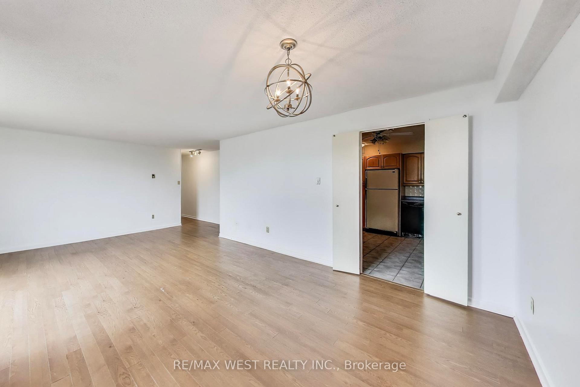 Photo 6 of Unit 410, 80 Inverlochy Boulevard, Markham, Royal Orchard — HOMEH