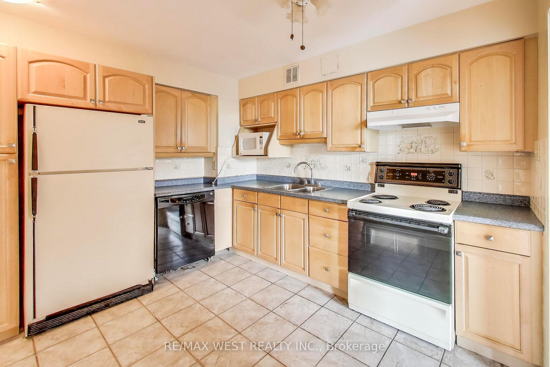 Photo 7 of Unit 410, 80 Inverlochy Boulevard, Markham, Royal Orchard — HOMEH