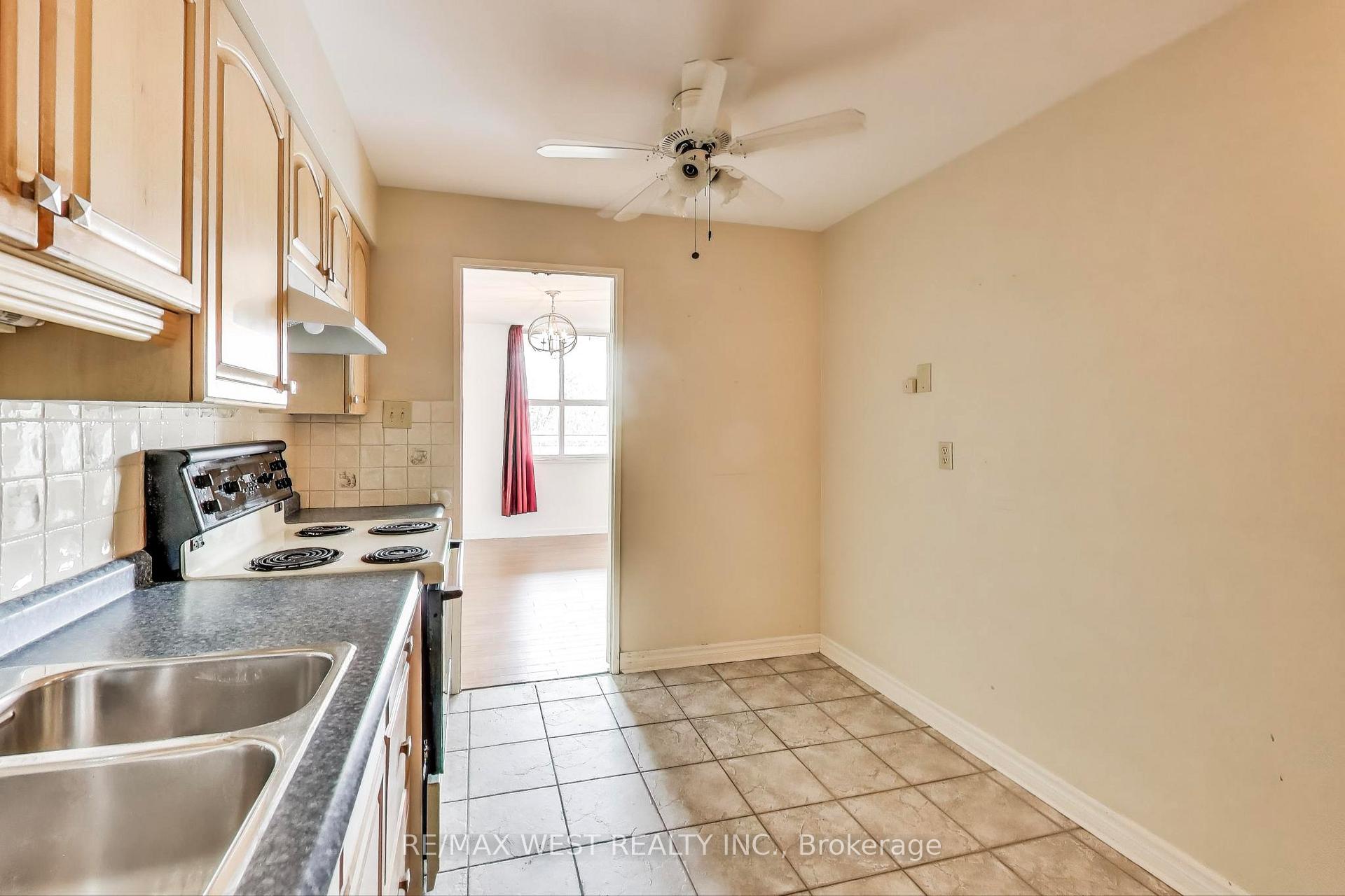 Photo 8 of Unit 410, 80 Inverlochy Boulevard, Markham, Royal Orchard — HOMEH