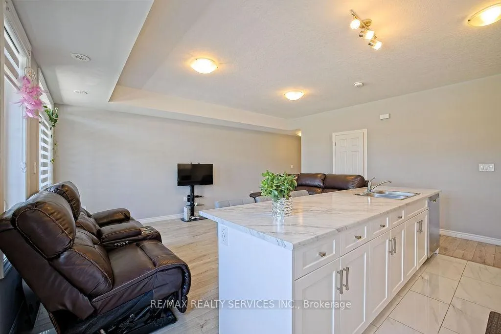 Photo 7 of 174 Wheat Lane, Kitchener — HOMEH