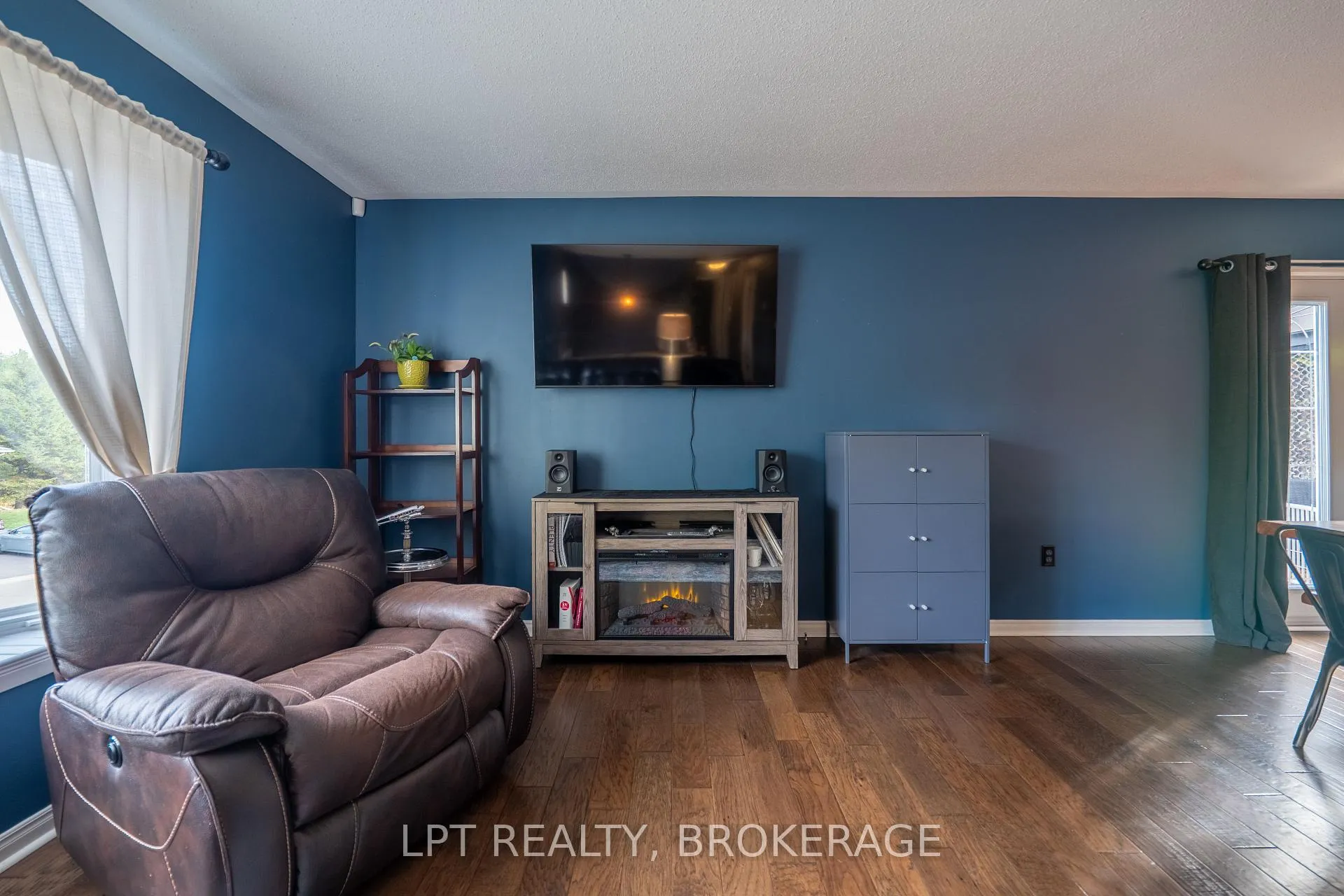 Photo 3 of 697 Macdonald Drive, Gananoque — HOMEH