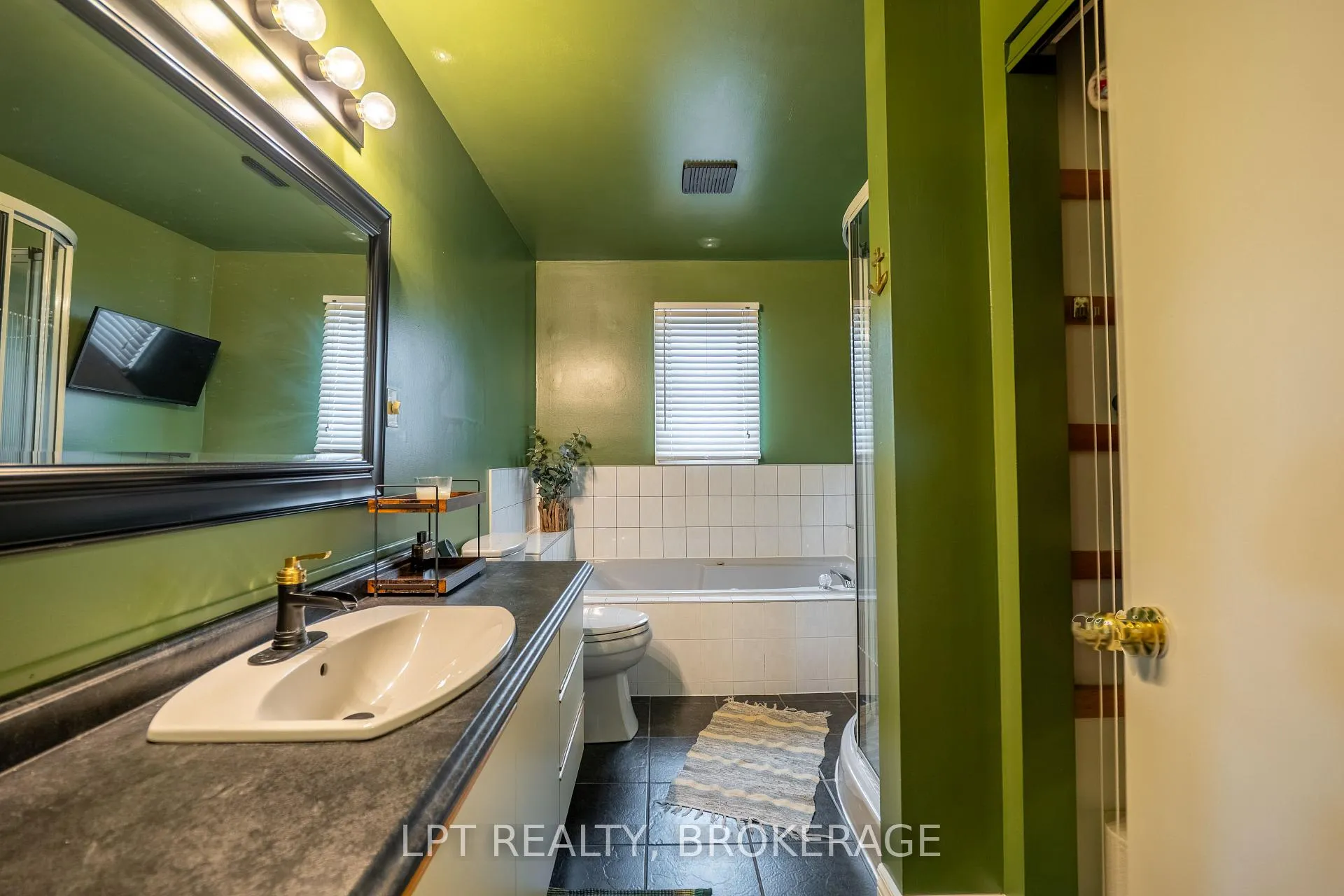 Photo 11 of 697 Macdonald Drive, Gananoque — HOMEH