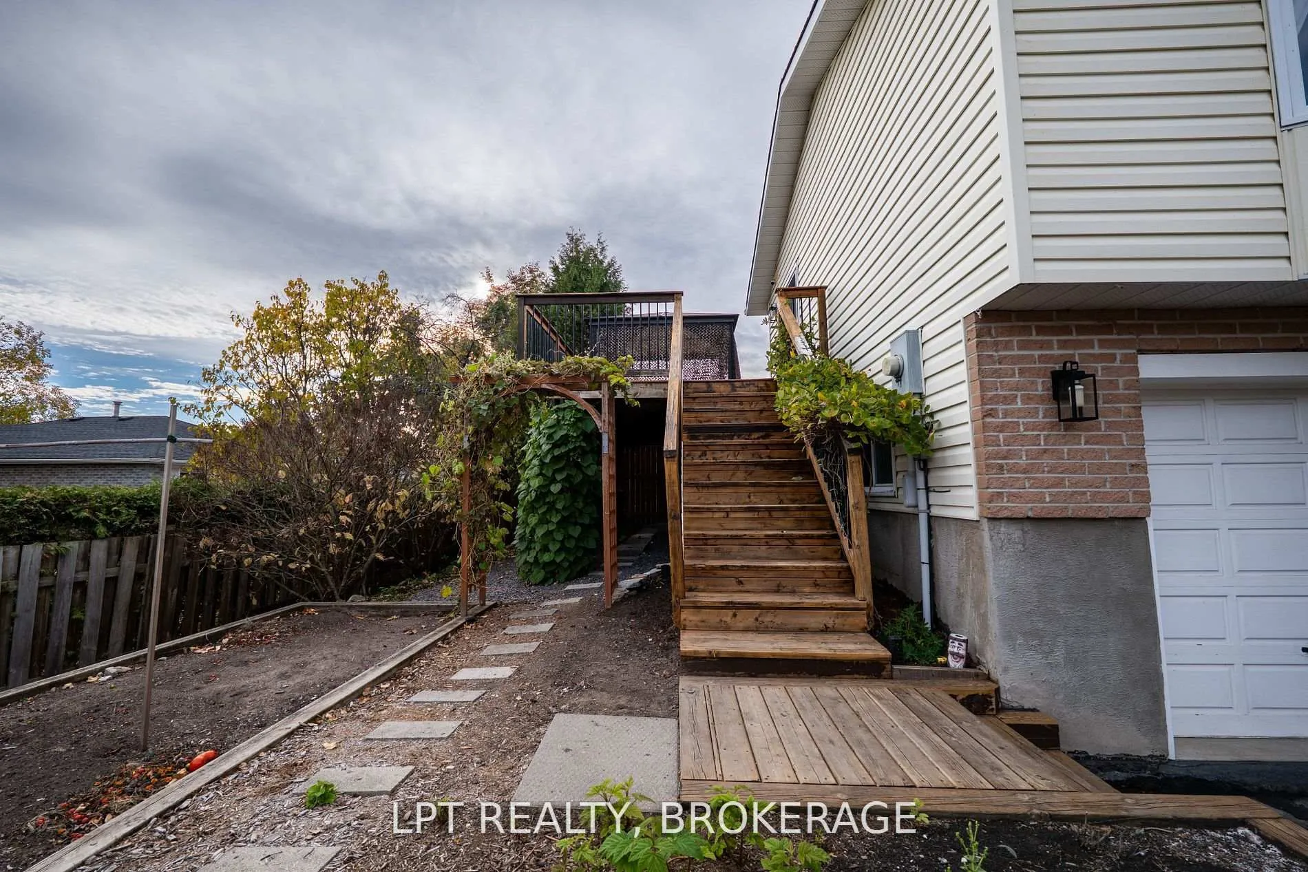 Photo 34 of 697 Macdonald Drive, Gananoque — HOMEH