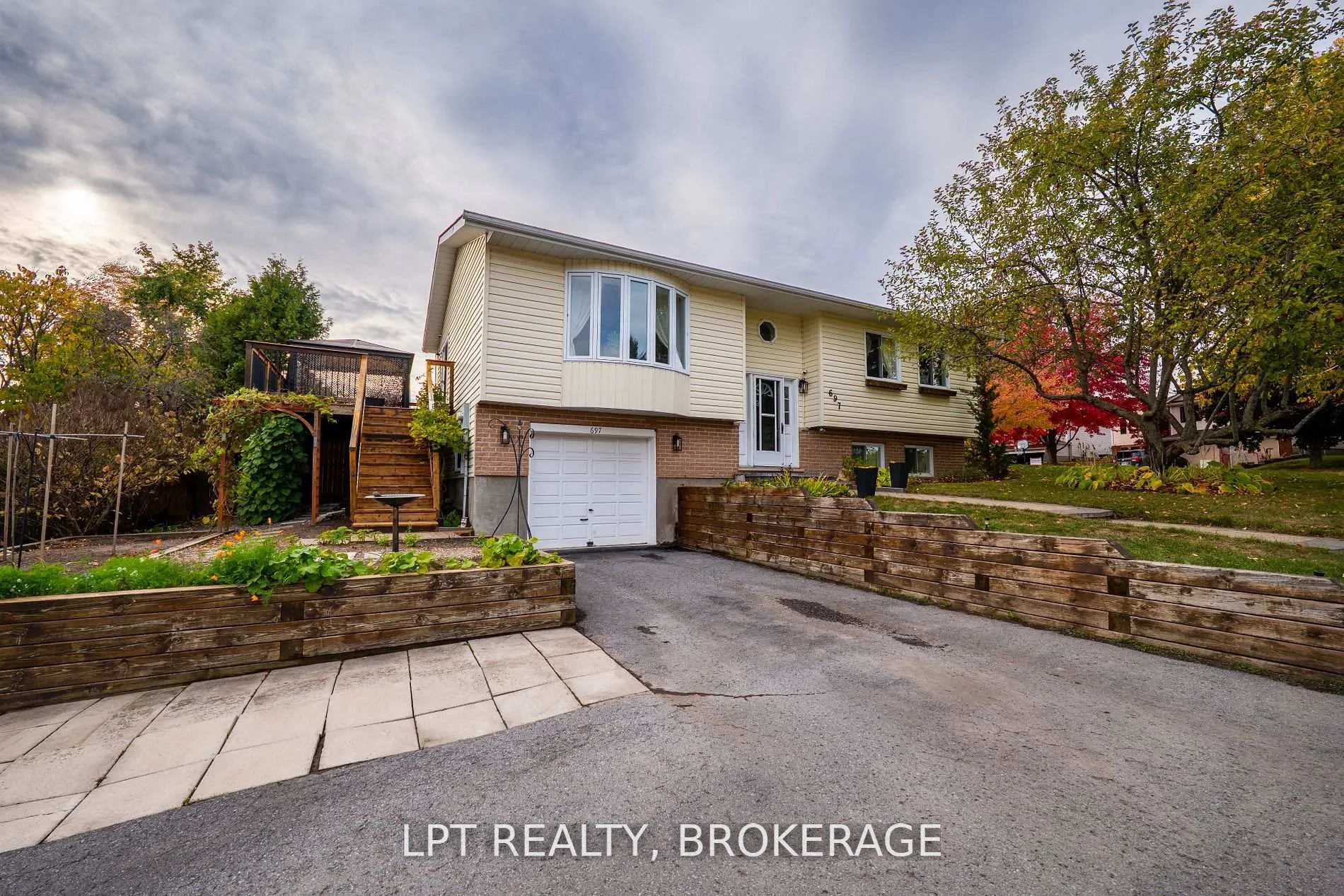 Photo 37 of 697 Macdonald Drive, Gananoque — HOMEH