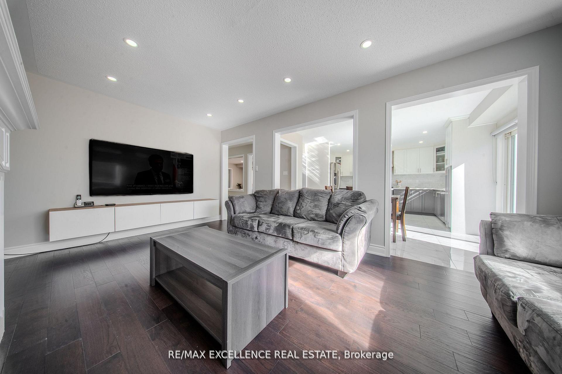 Photo 5 of 111 River Rock Crescent, Brampton, Fletcher's Meadow — HOMEH