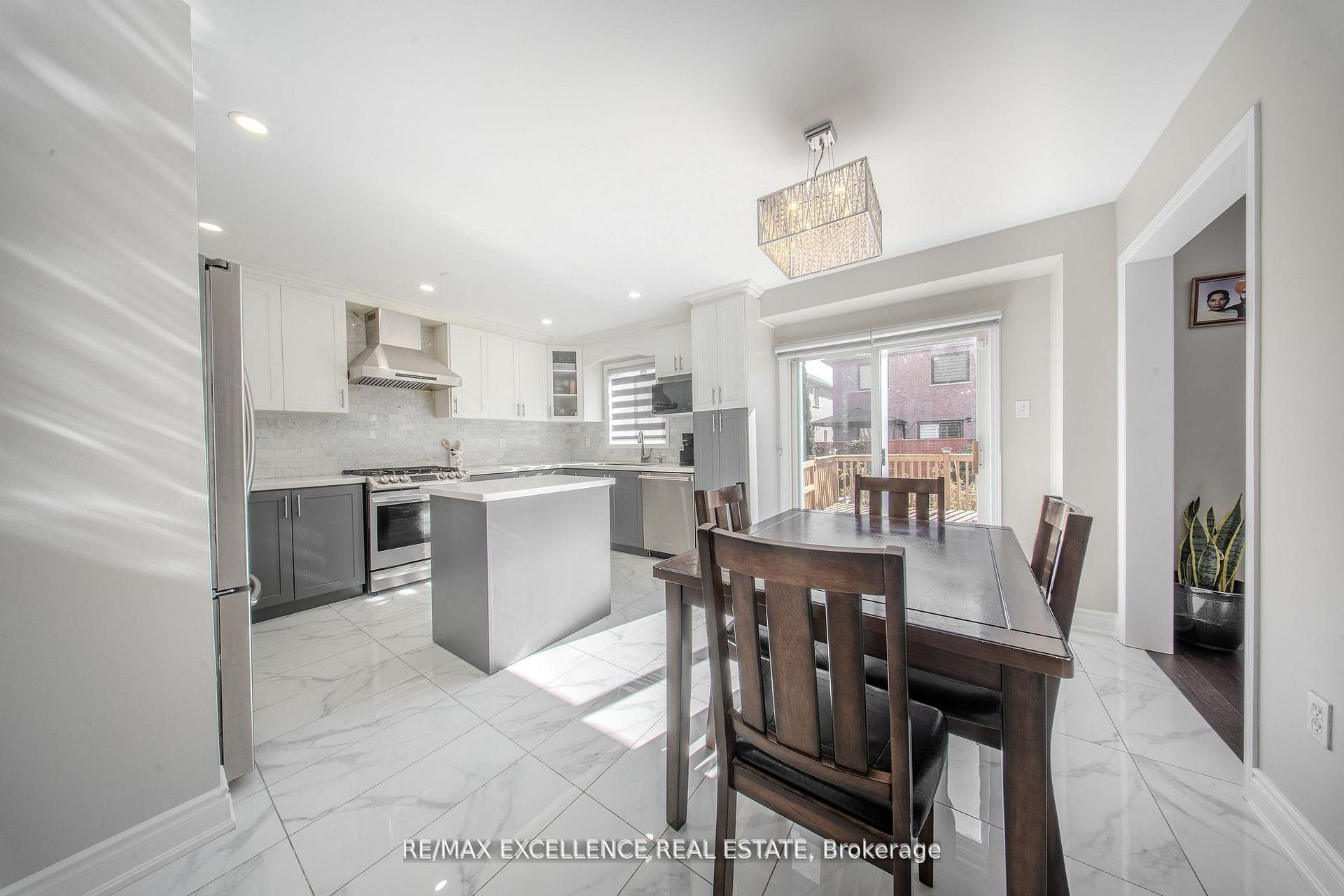 Photo 10 of 111 River Rock Crescent, Brampton, Fletcher's Meadow — HOMEH