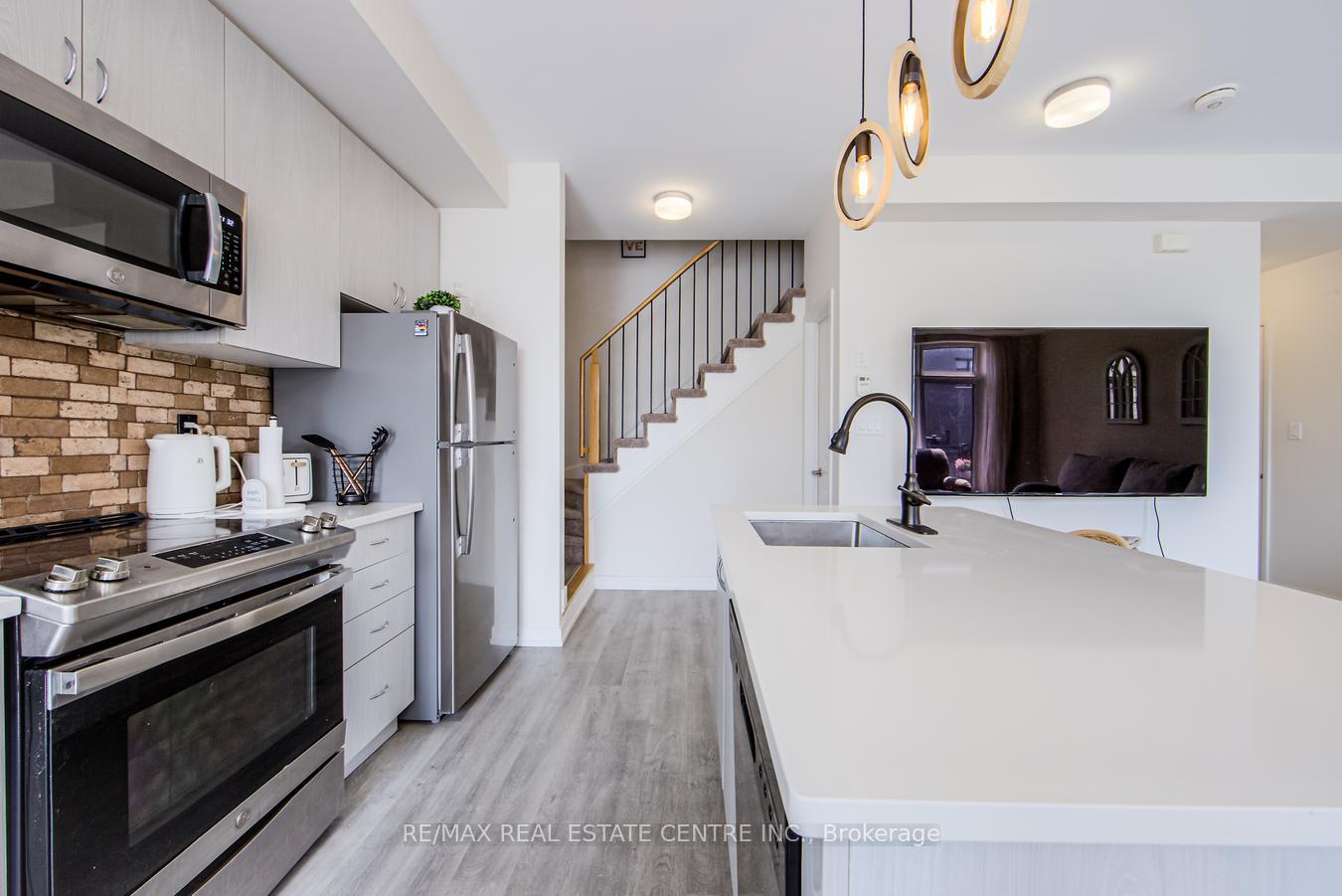 Photo 7 of Unit 220, 2550 Castlegate Crossing, Pickering, Duffin Heights — HOMEH