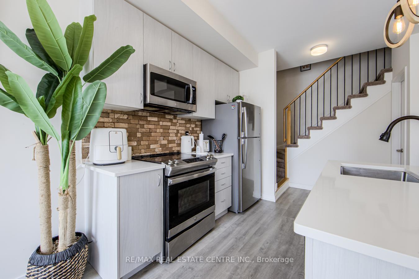 Photo 19 of Unit 220, 2550 Castlegate Crossing, Pickering, Duffin Heights — HOMEH