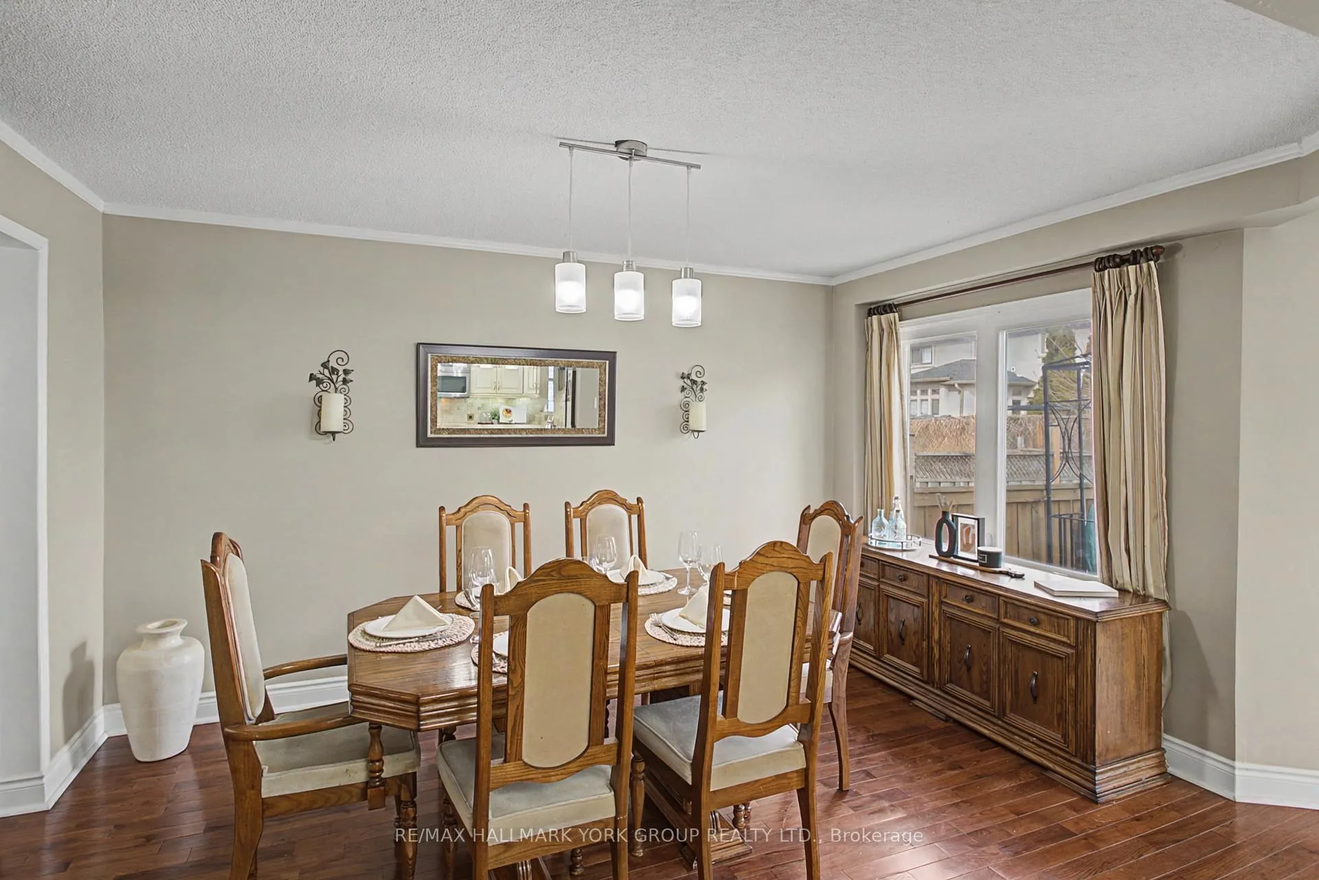 Photo 6 of 28 Hollingshead Drive, Aurora, Aurora Village — HOMEH