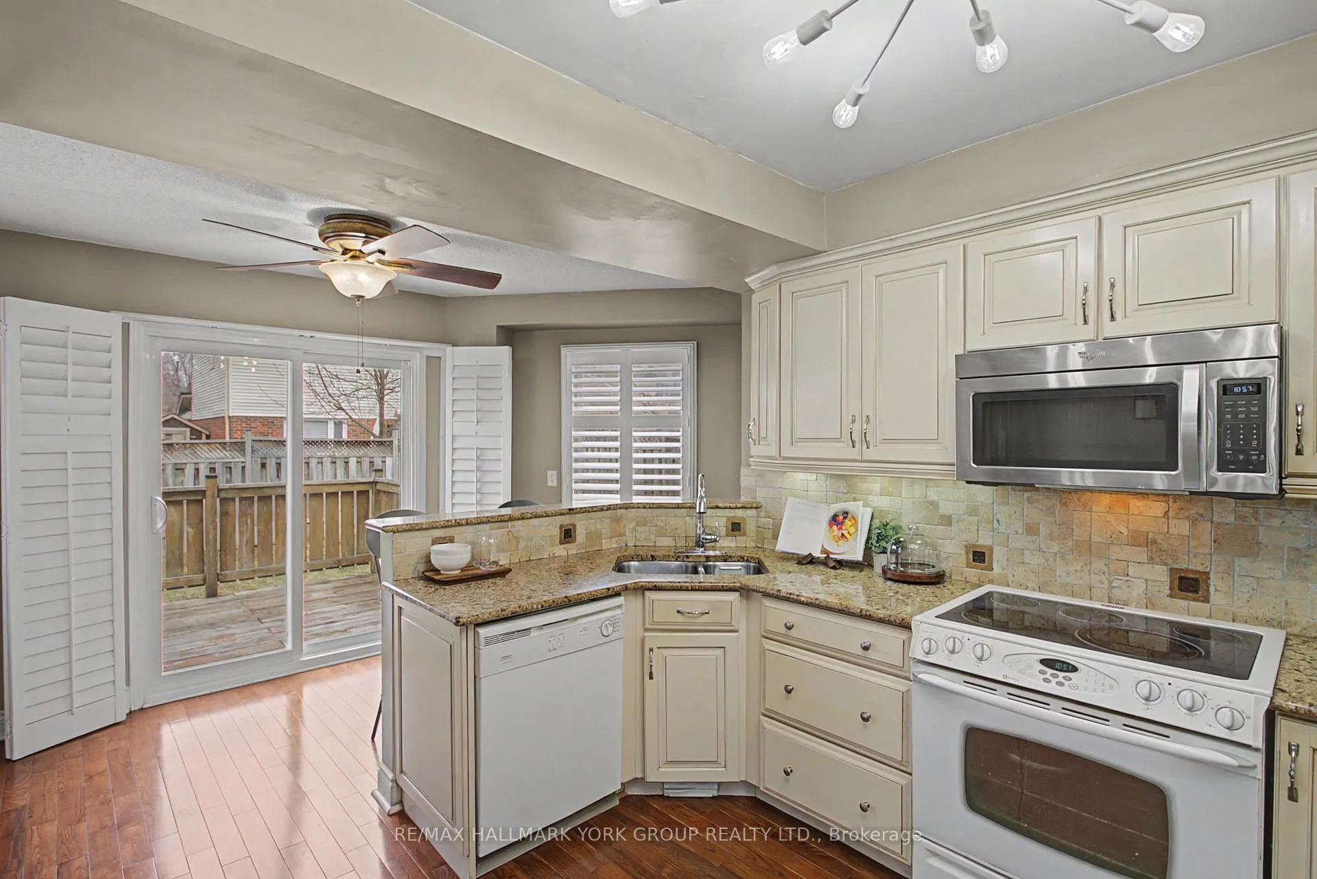 Photo 9 of 28 Hollingshead Drive, Aurora, Aurora Village — HOMEH