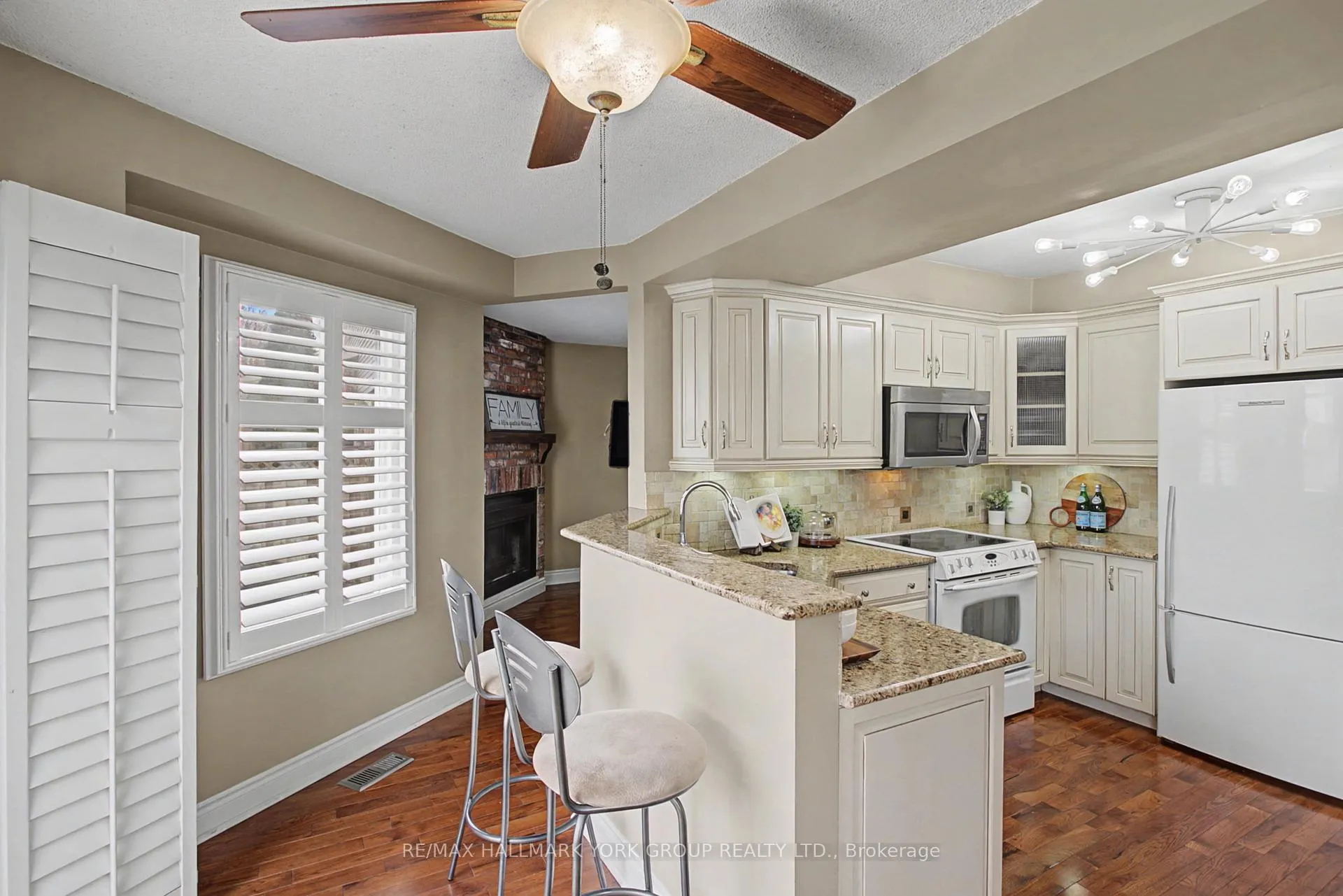 Photo 10 of 28 Hollingshead Drive, Aurora, Aurora Village — HOMEH
