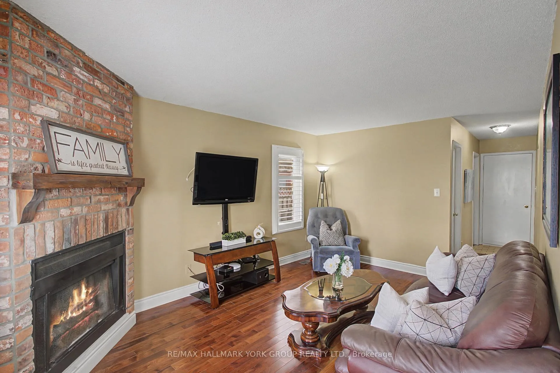 Photo 11 of 28 Hollingshead Drive, Aurora, Aurora Village — HOMEH