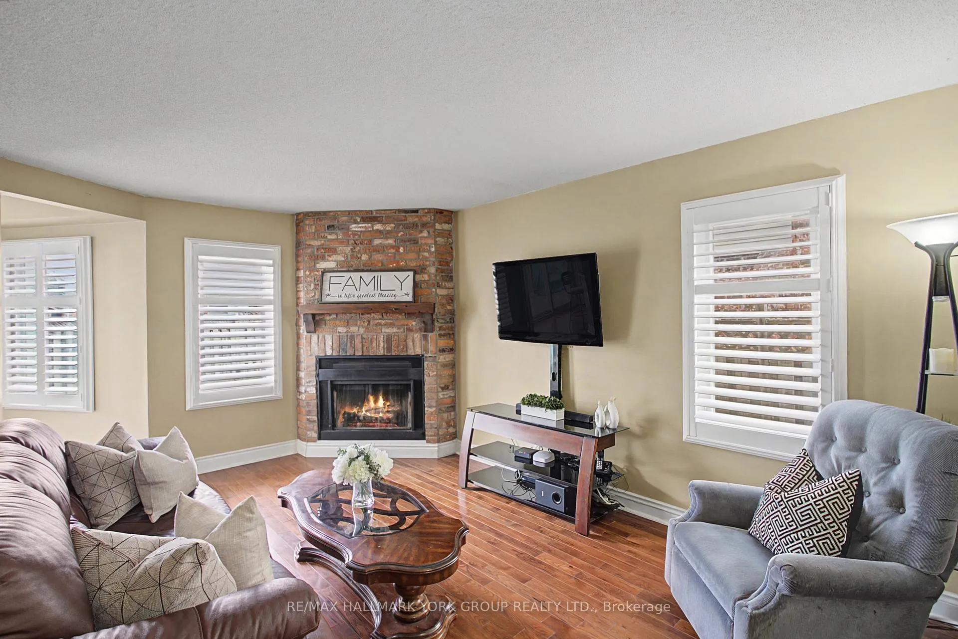 Photo 12 of 28 Hollingshead Drive, Aurora, Aurora Village — HOMEH